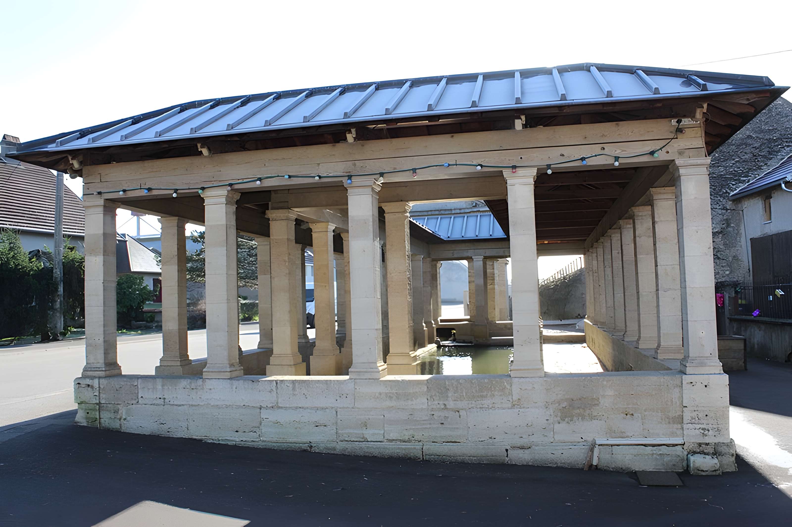 Fontaine-lavoir sud d'Oyrières