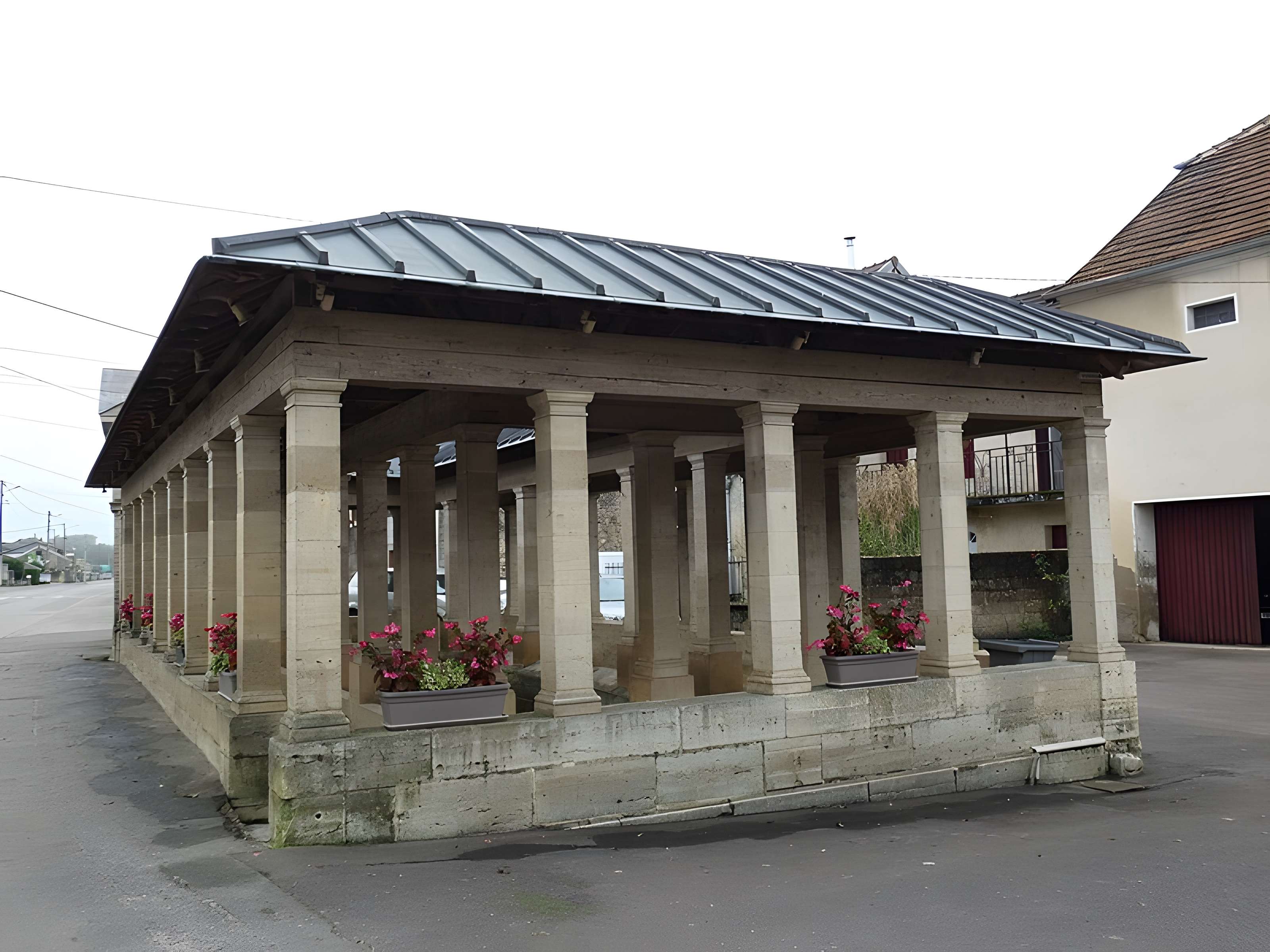 Fontaine-lavoir sud d'Oyrières