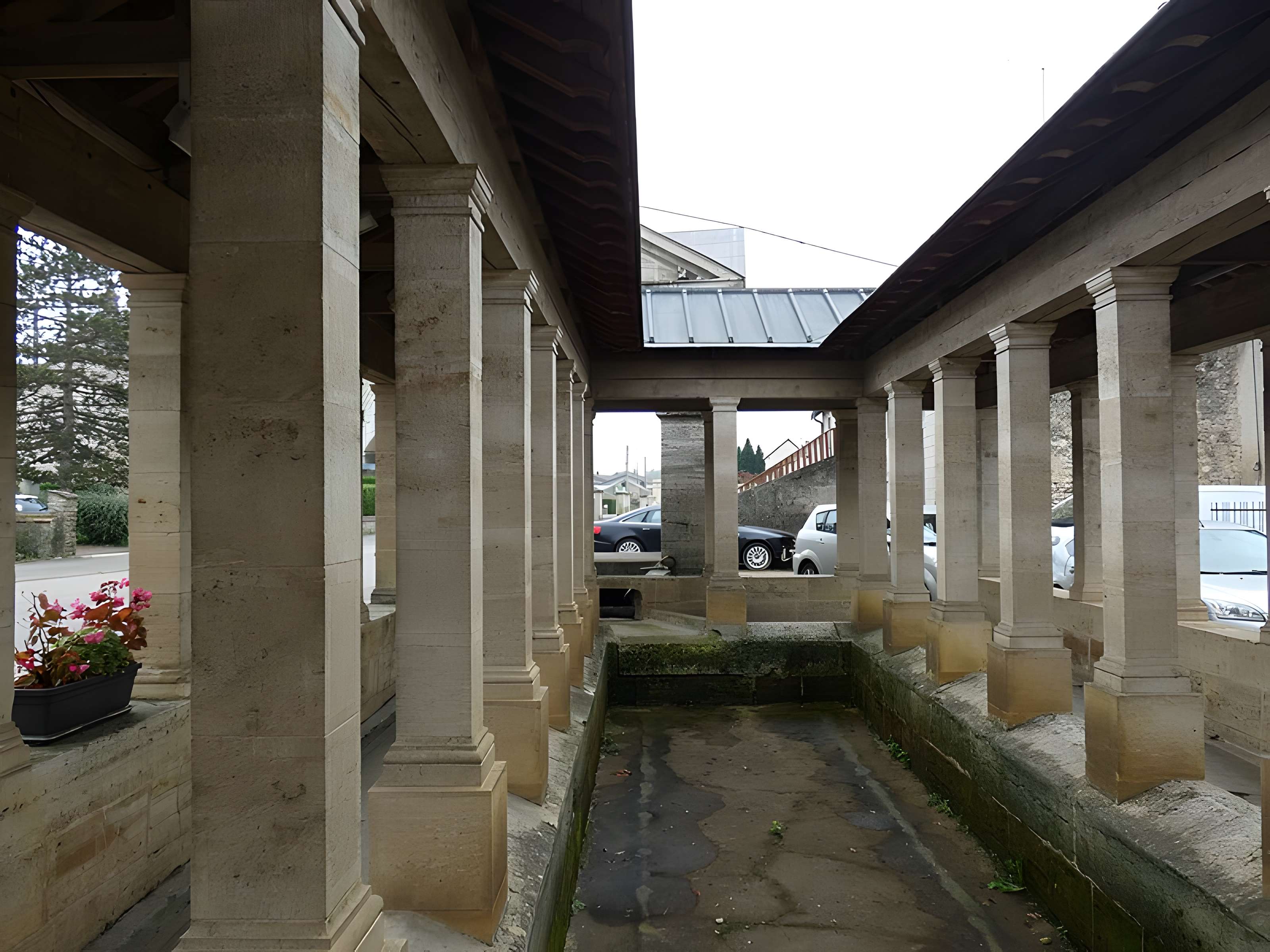 Fontaine-lavoir sud d'Oyrières
