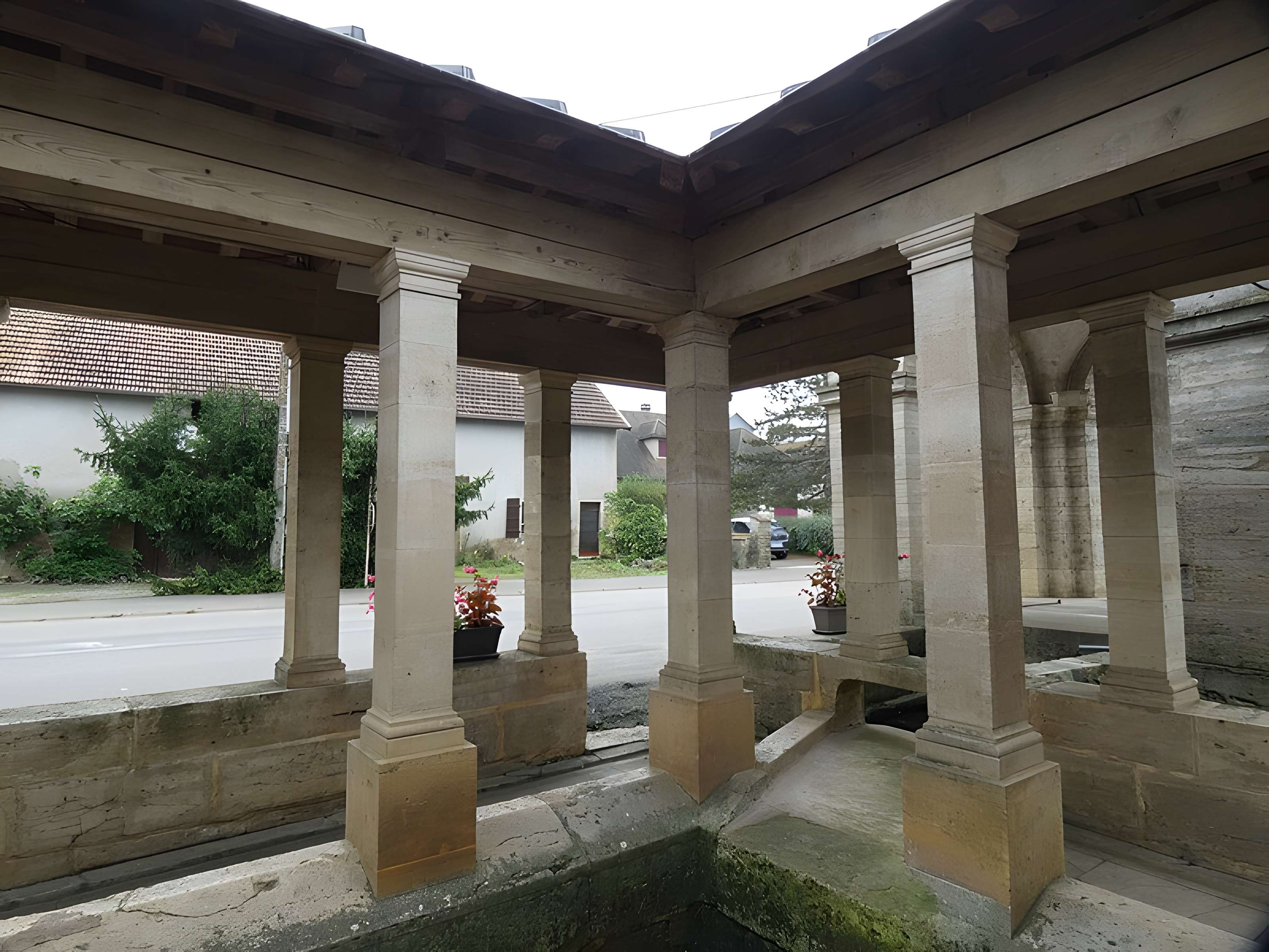 Fontaine-lavoir sud d'Oyrières