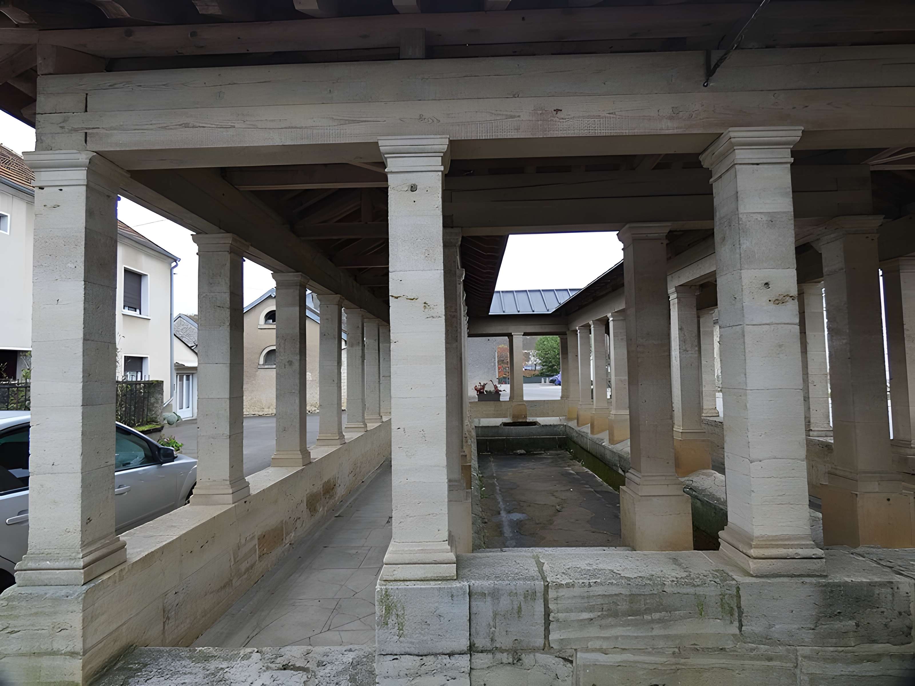 Fontaine-lavoir sud d'Oyrières