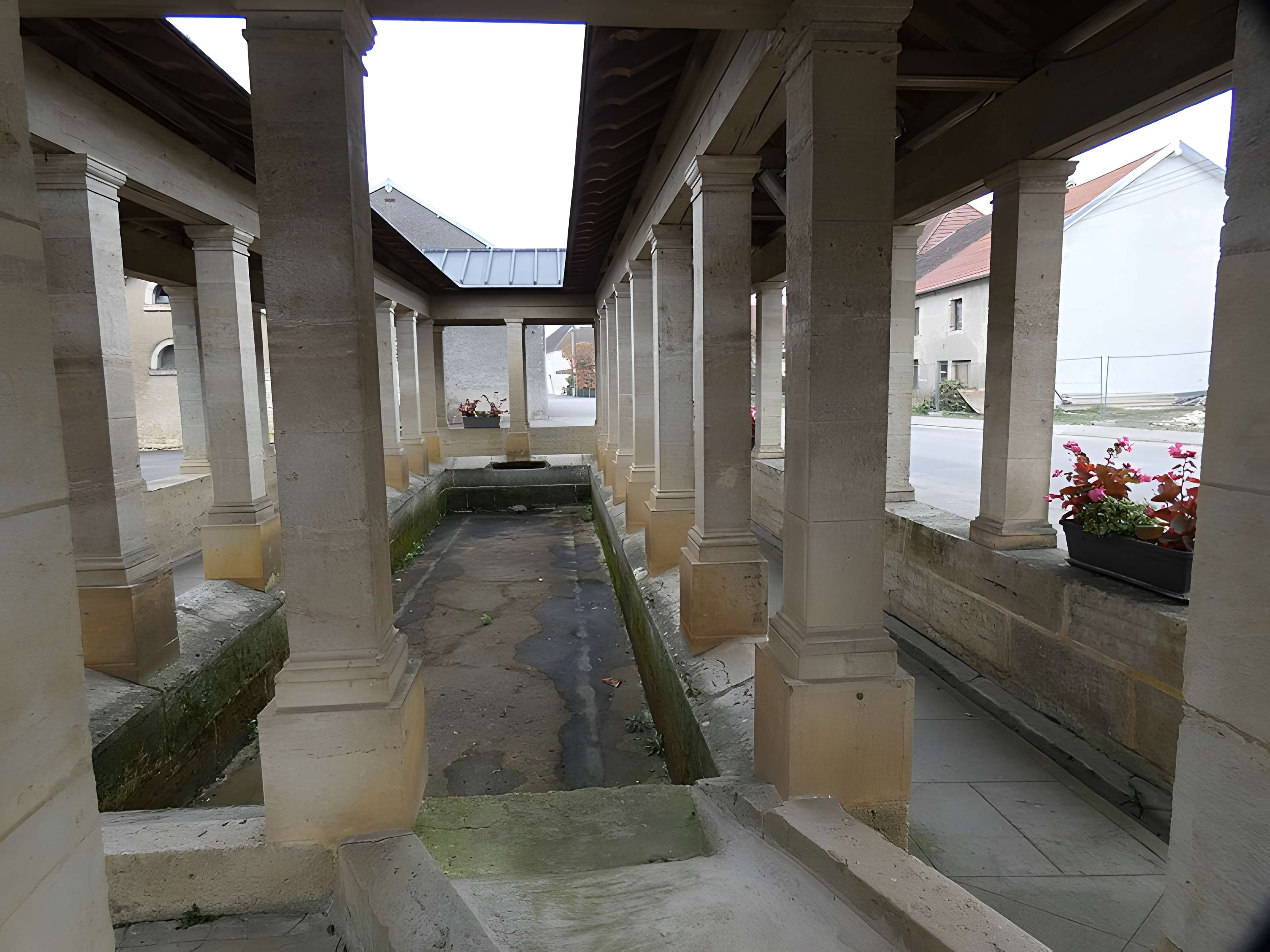 Fontaine-lavoir sud d'Oyrières
