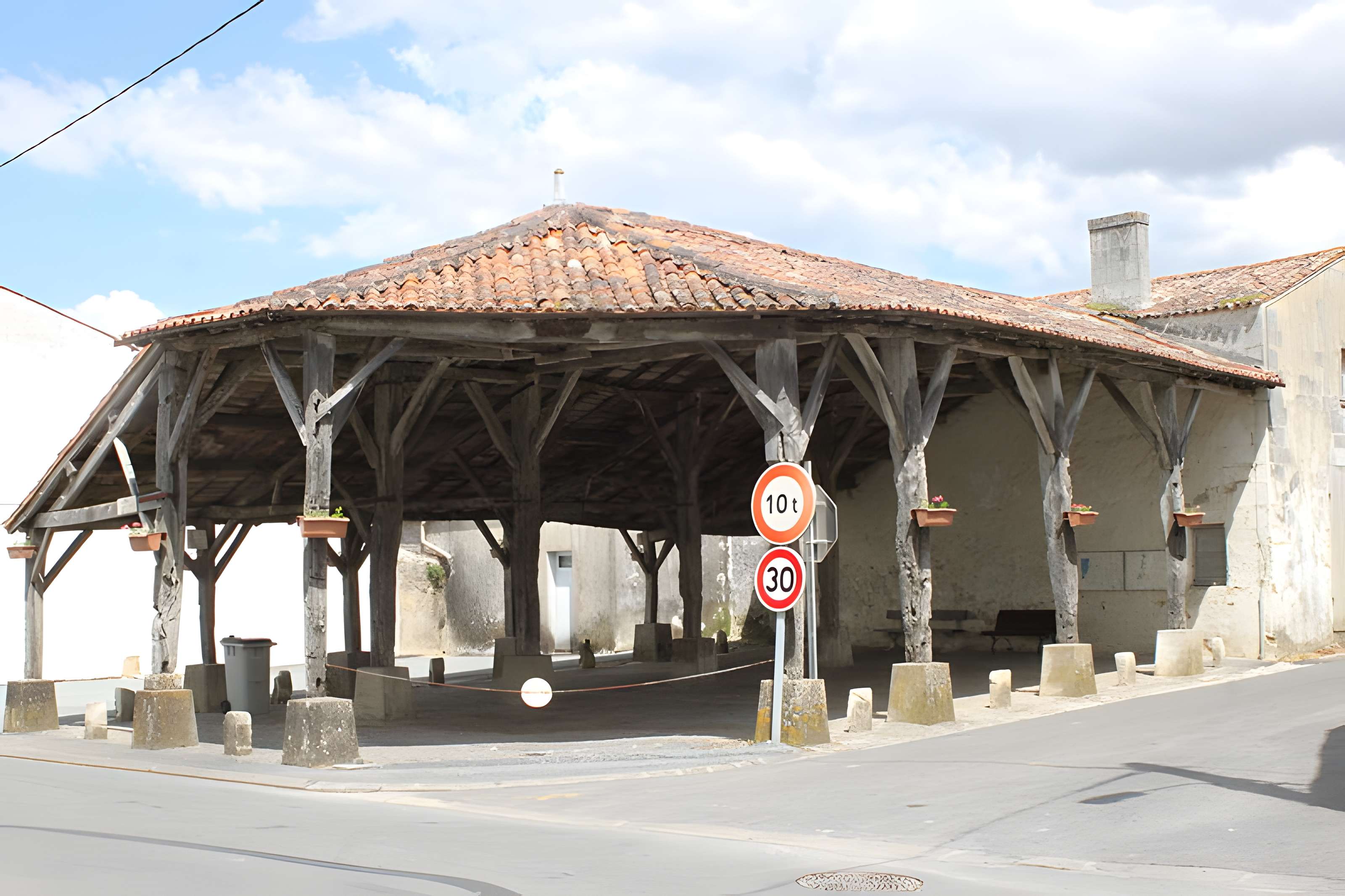 Halle de Saint-Jean-d'Angle