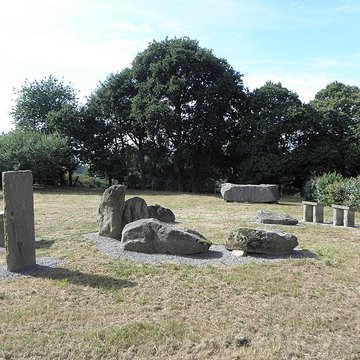 Hémicycle mégalithique des Tombes de Saint-Broladre