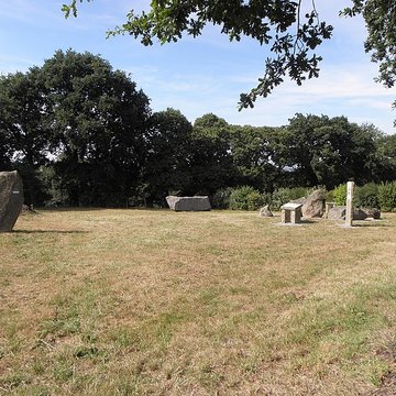 Hémicycle mégalithique des Tombes de Saint-Broladre