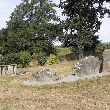 Hémicycle mégalithique des Tombes de Saint-Broladre