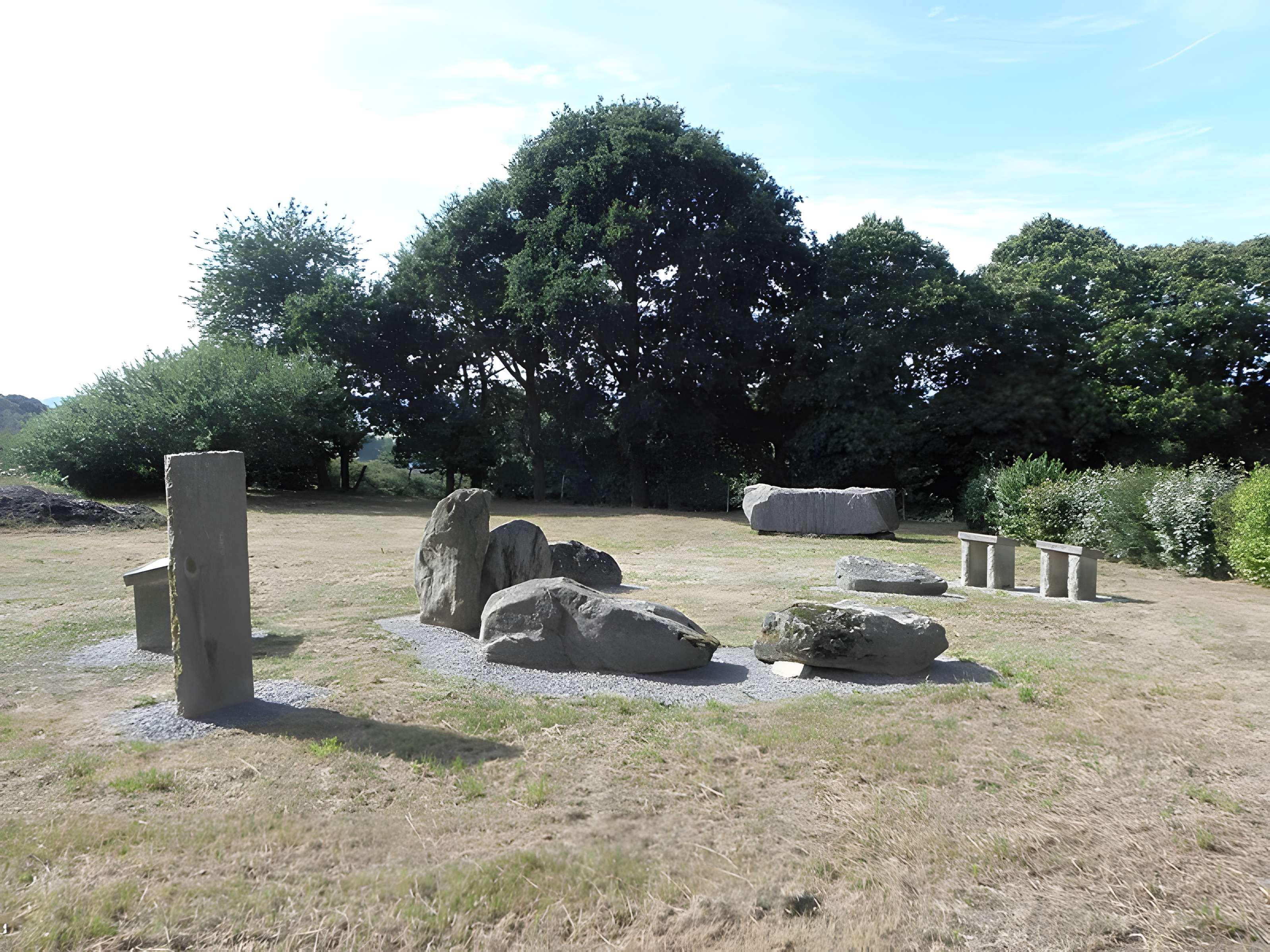 Hémicycle mégalithique des Tombes de Saint-Broladre