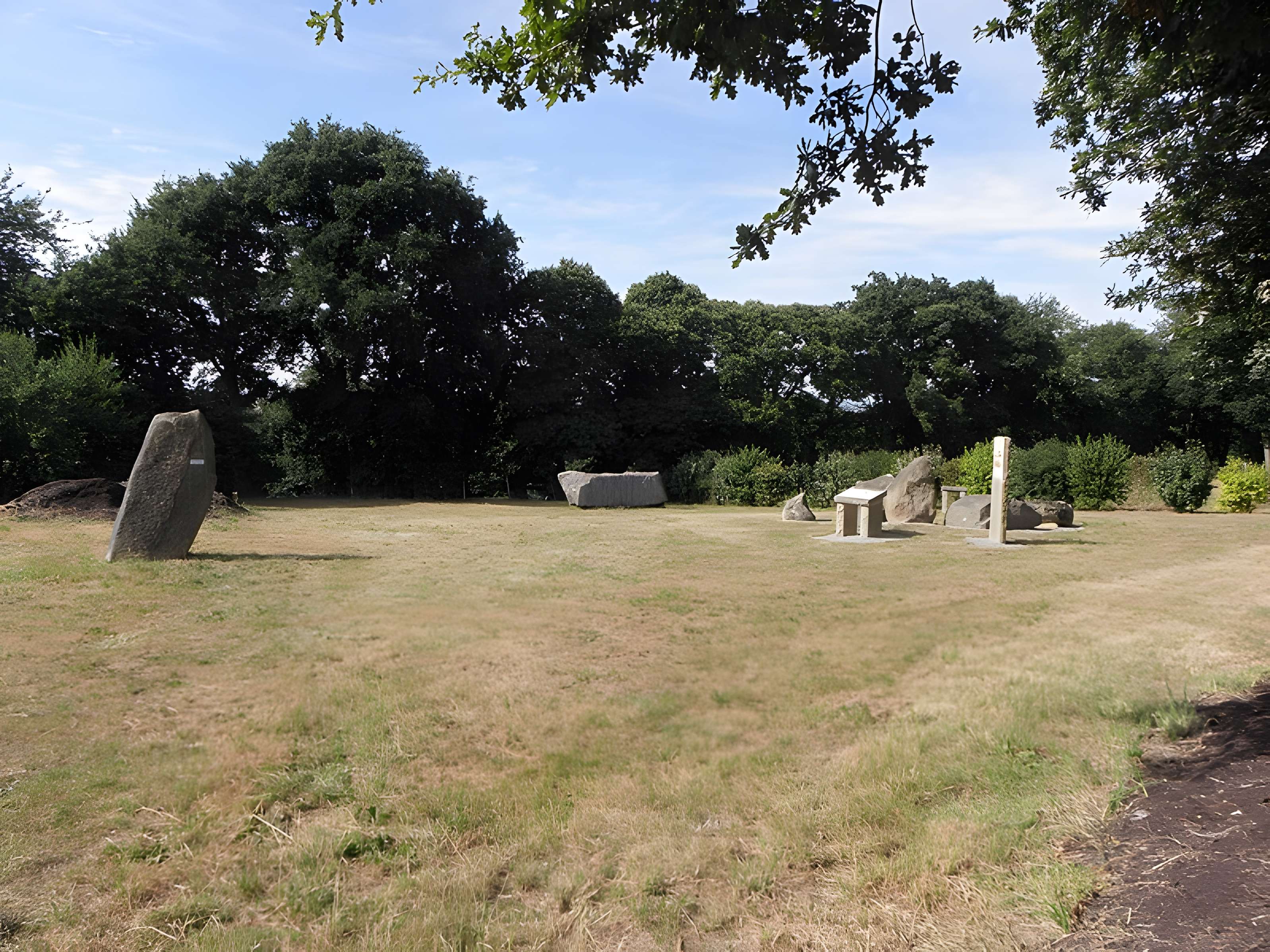 Hémicycle mégalithique des Tombes de Saint-Broladre