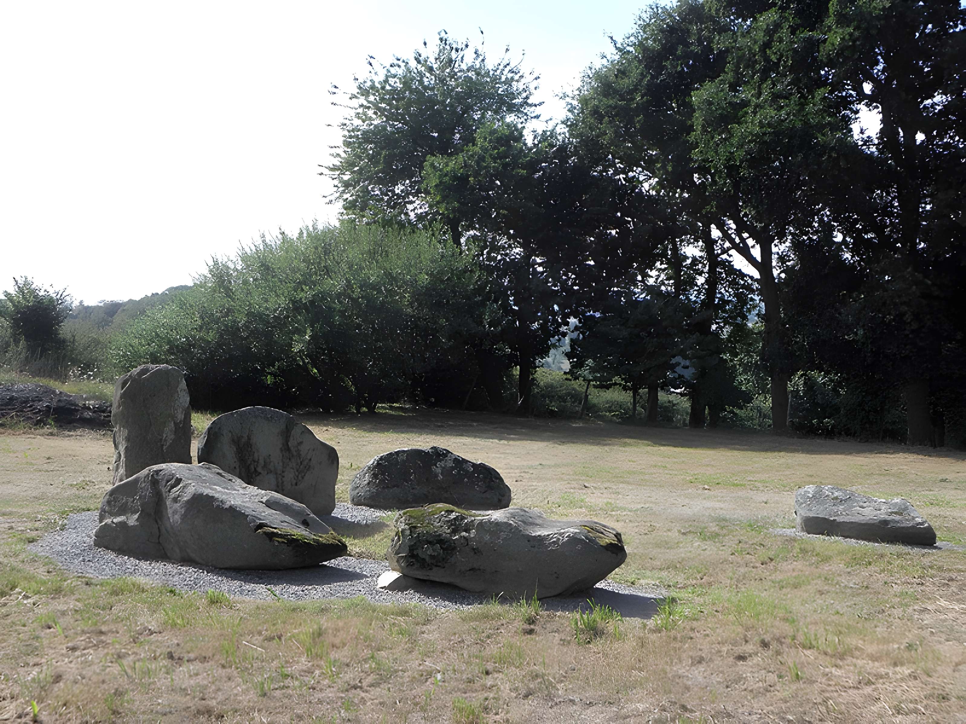 Hémicycle mégalithique des Tombes de Saint-Broladre