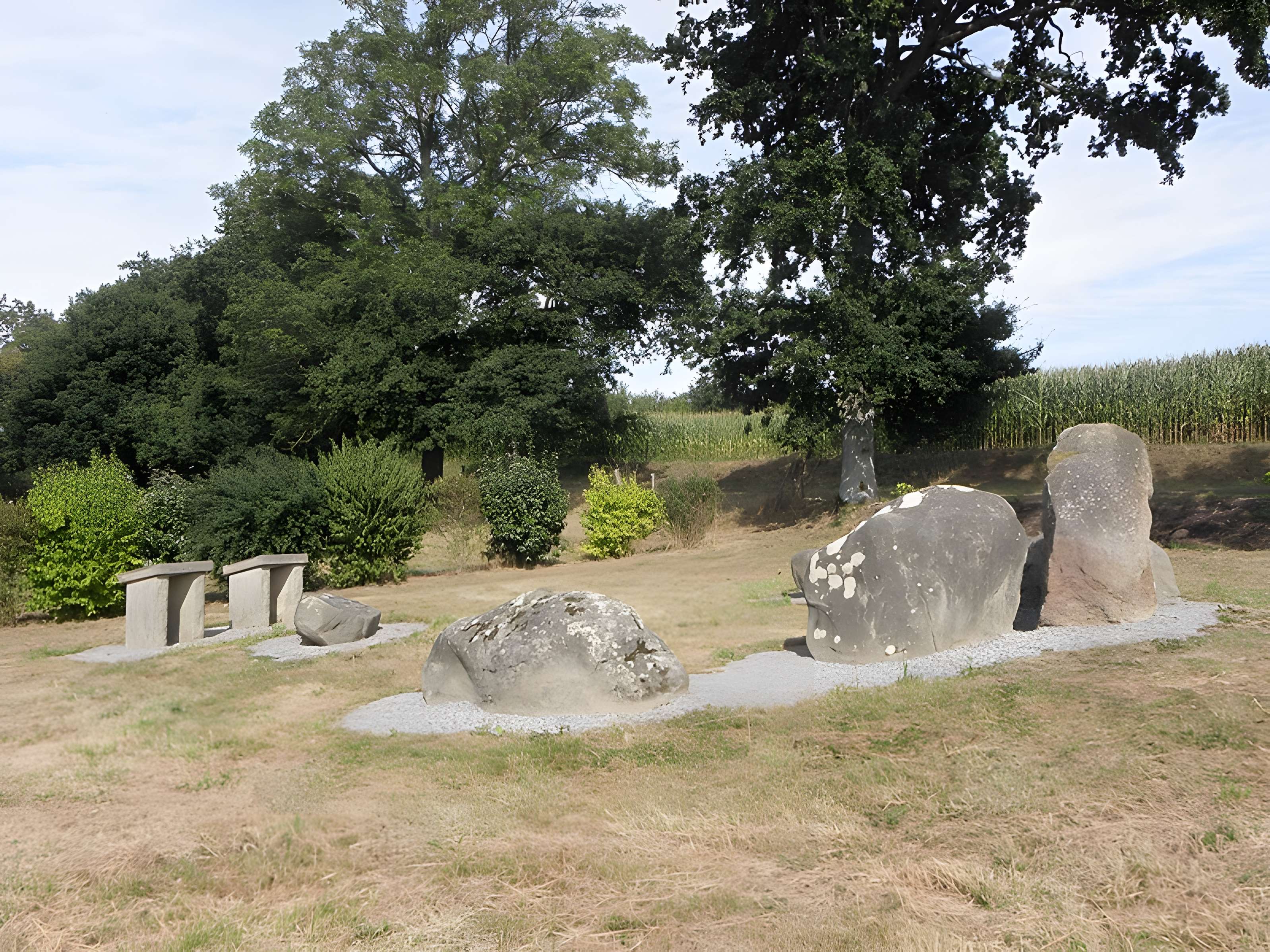 Hémicycle mégalithique des Tombes de Saint-Broladre