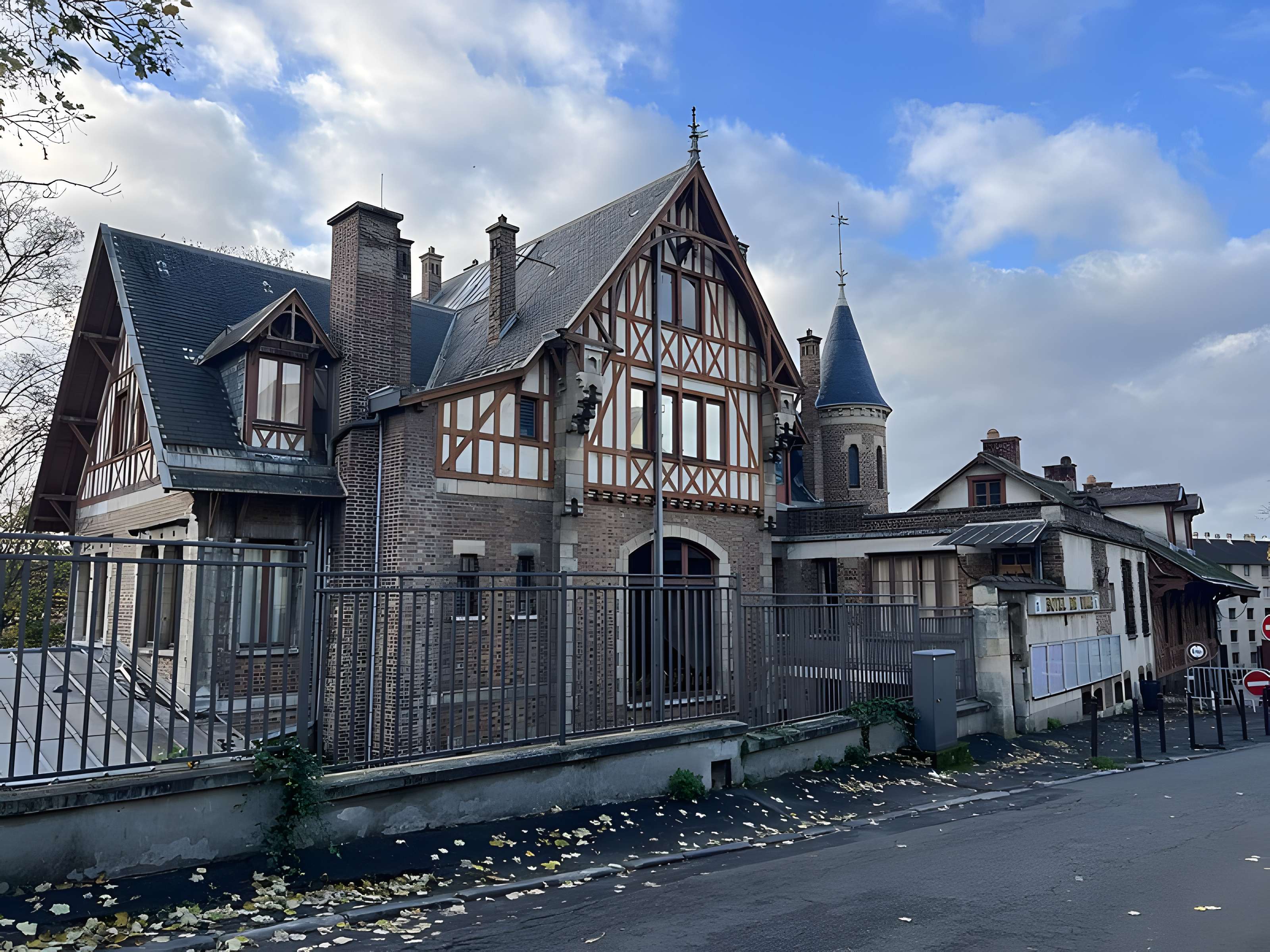 Ancien manoir de Miraville, actuelle mairie