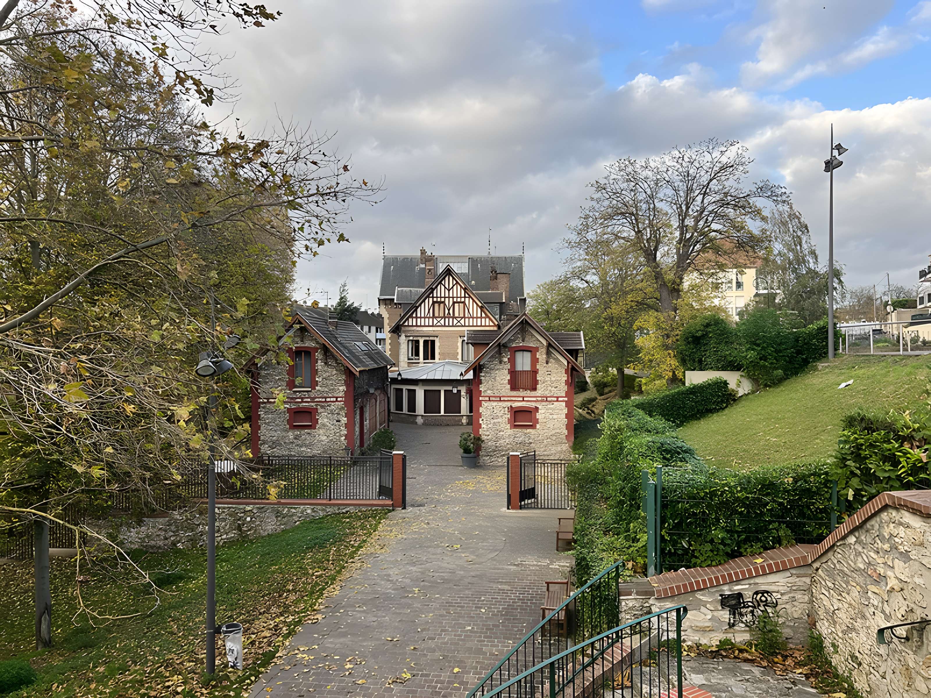 Ancien manoir de Miraville, actuelle mairie