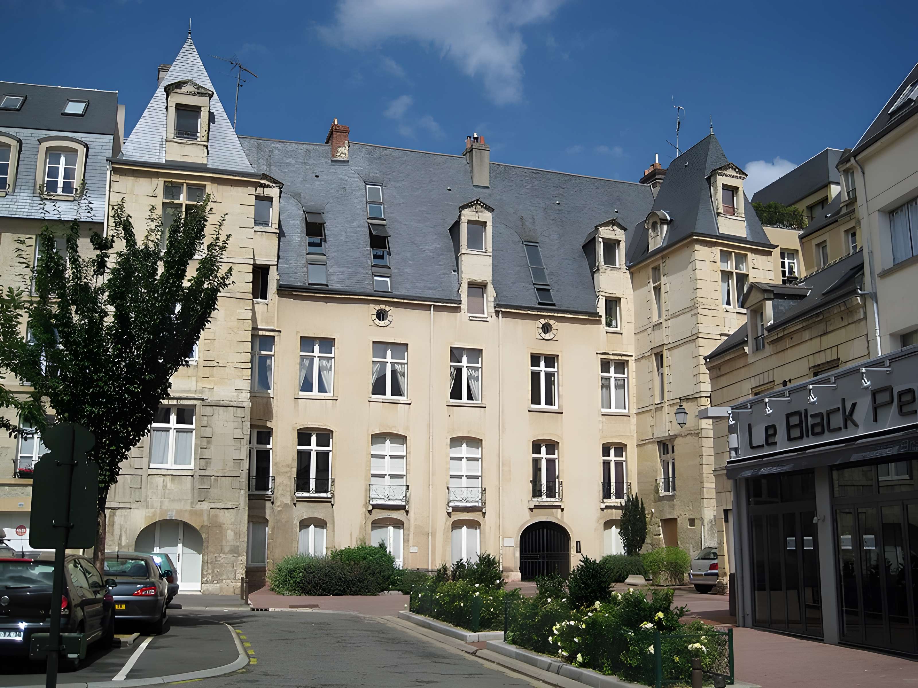 Hôtel Duquesnoy-du-Thon à Caen