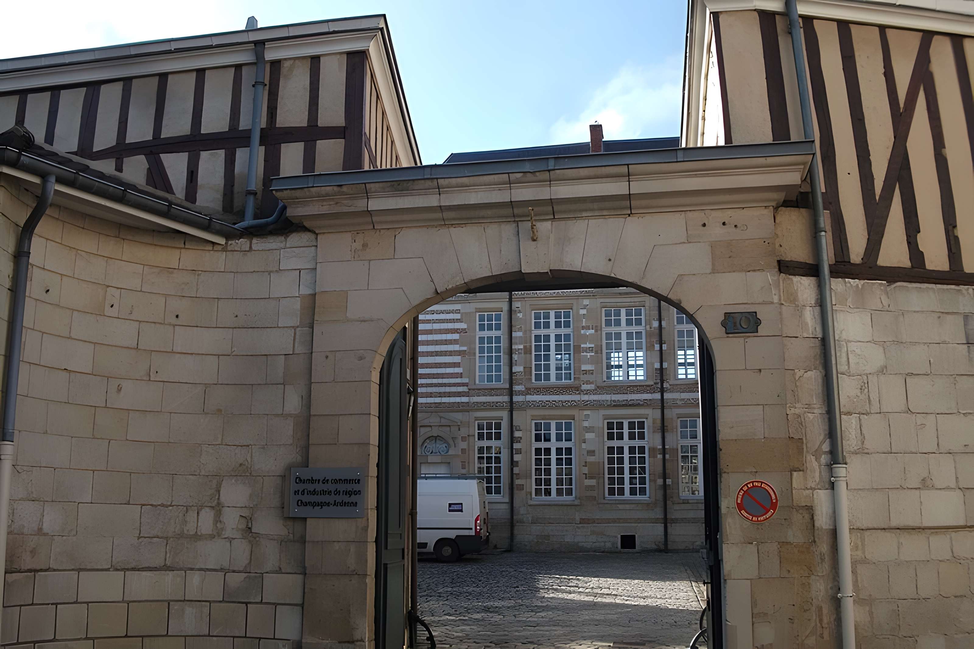 Hôtel, 10 Rue de Chastillon à Châlons-en-Champagne