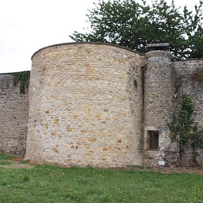 Photo de Fortifications dAinay-le-Château