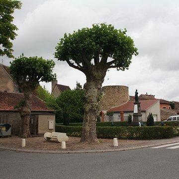 Fortifications dAinay-le-Château