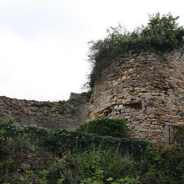 Fortifications dAinay-le-Château