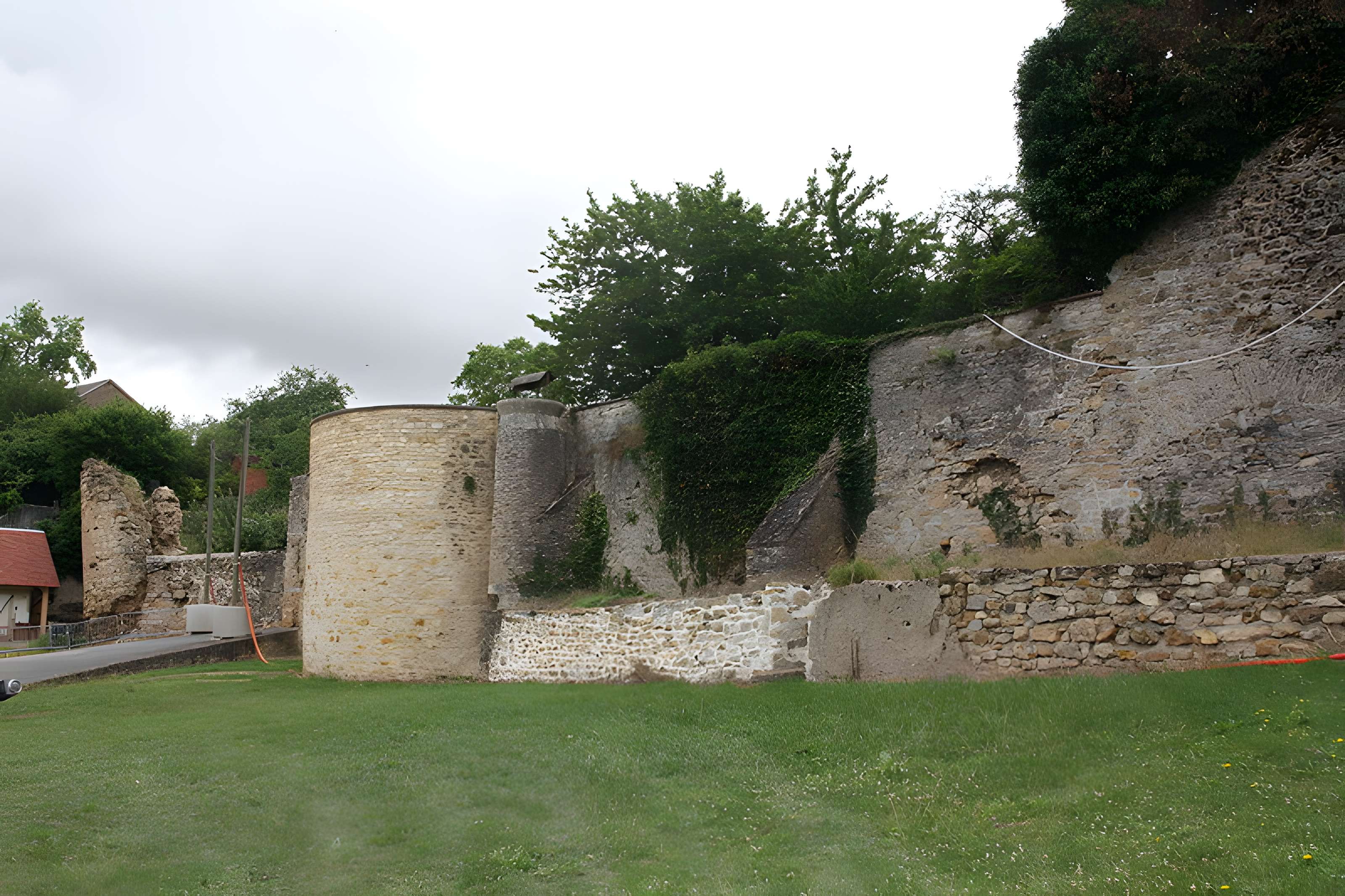 Fortifications d'Ainay-le-Château