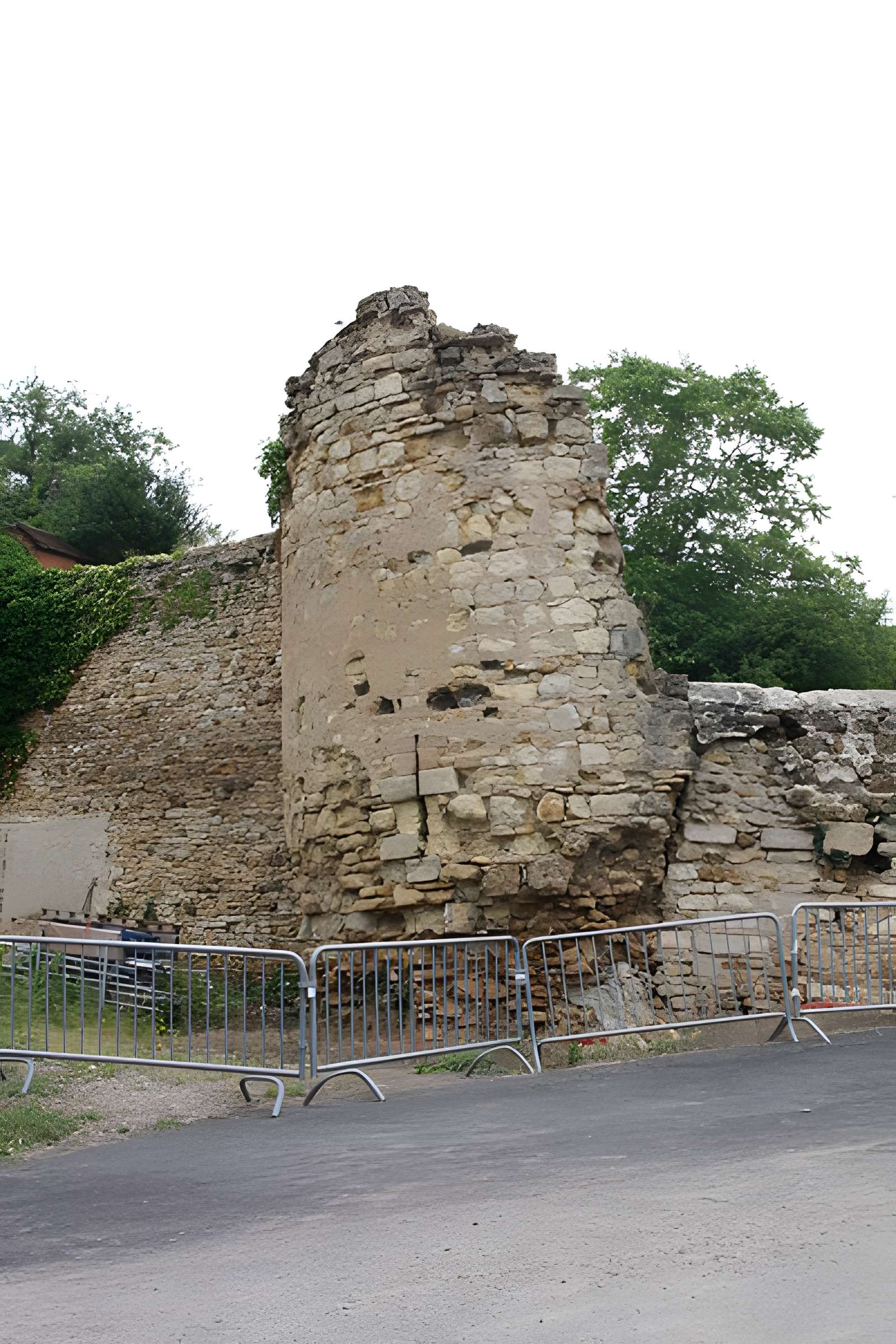 Fortifications d'Ainay-le-Château