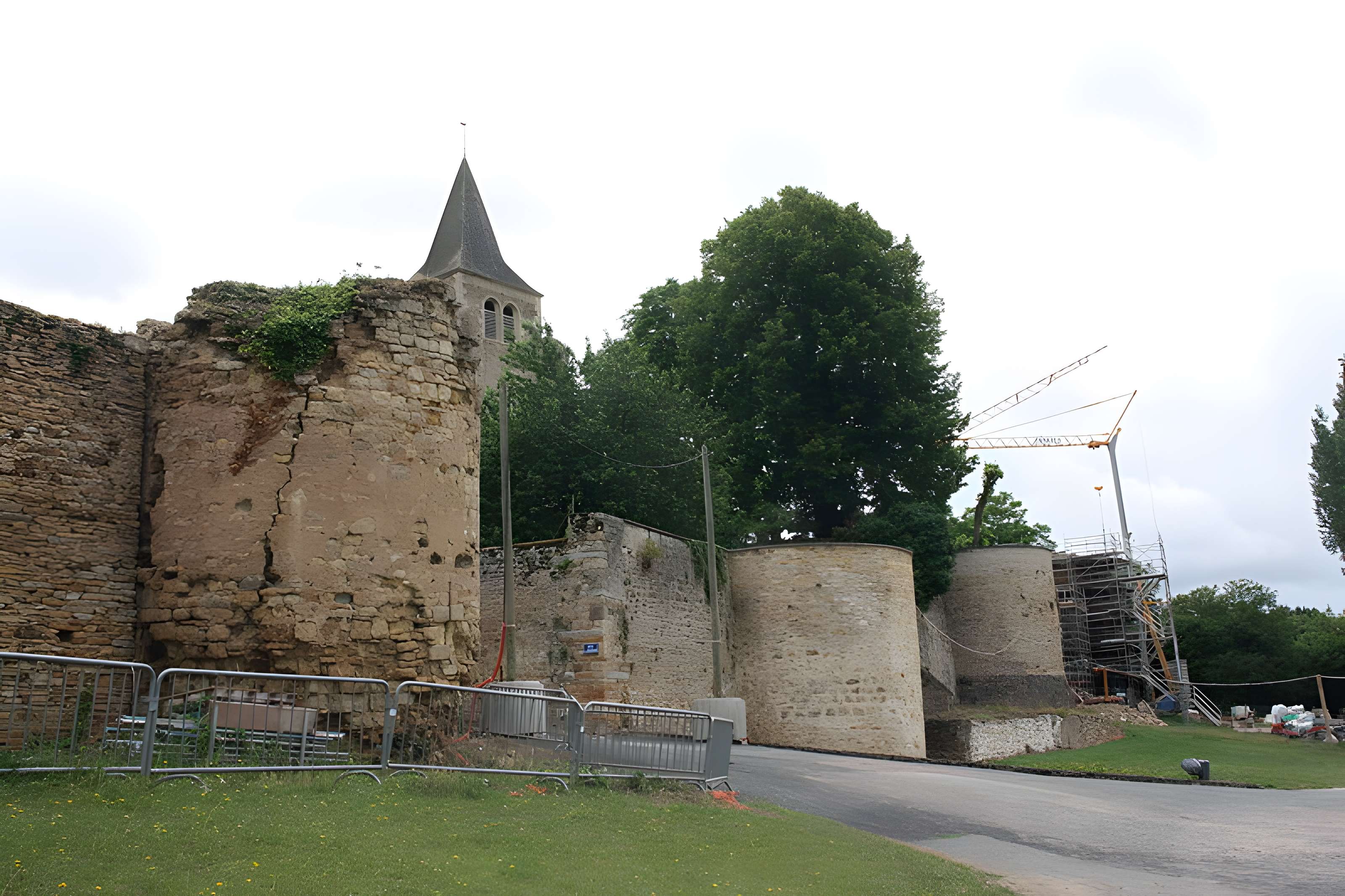 Fortifications d'Ainay-le-Château