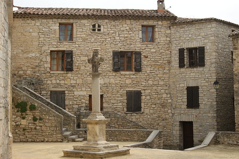 Photo de Immeuble, Place de l'Église à Saint-Martin-de-Londres