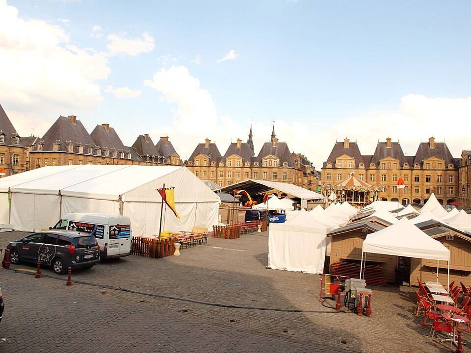 Immeubles, Place Ducale à Charleville-Mézières