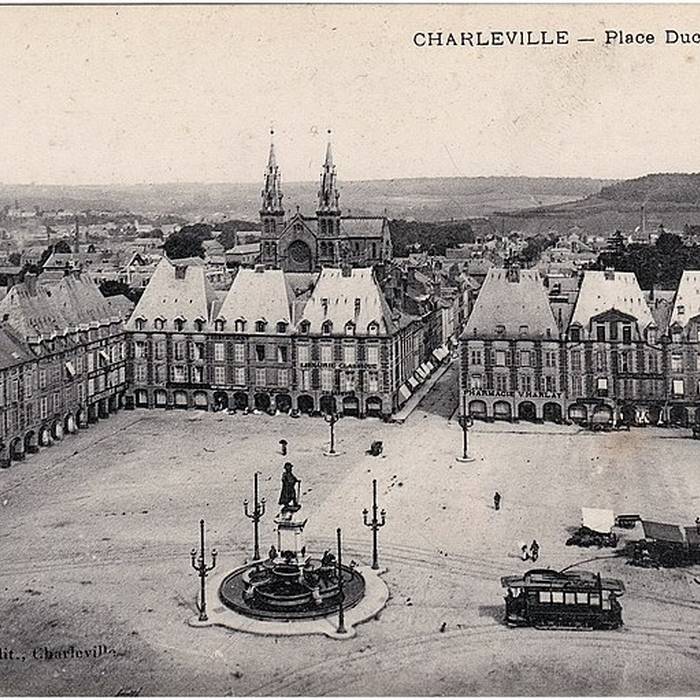 Photo de Immeubles, Place Ducale à Charleville-Mézières