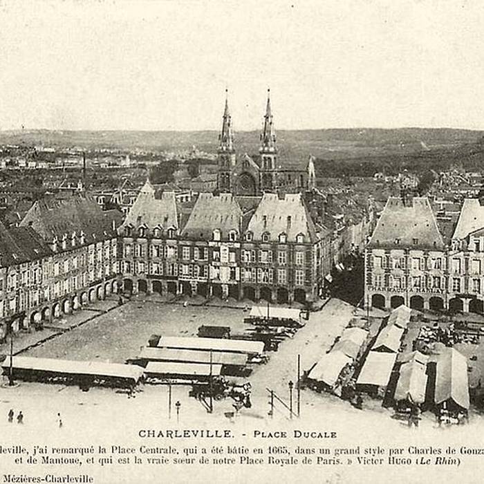 Photo de Immeubles, Place Ducale à Charleville-Mézières