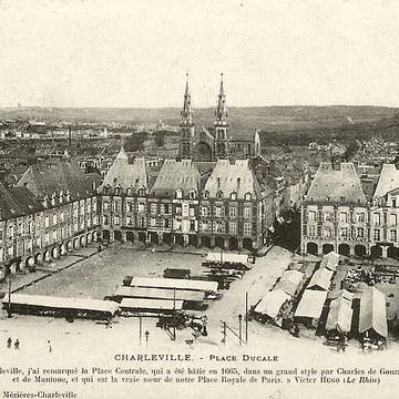 Immeubles, Place Ducale à Charleville-Mézières