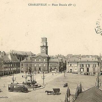 Immeubles, Place Ducale à Charleville-Mézières
