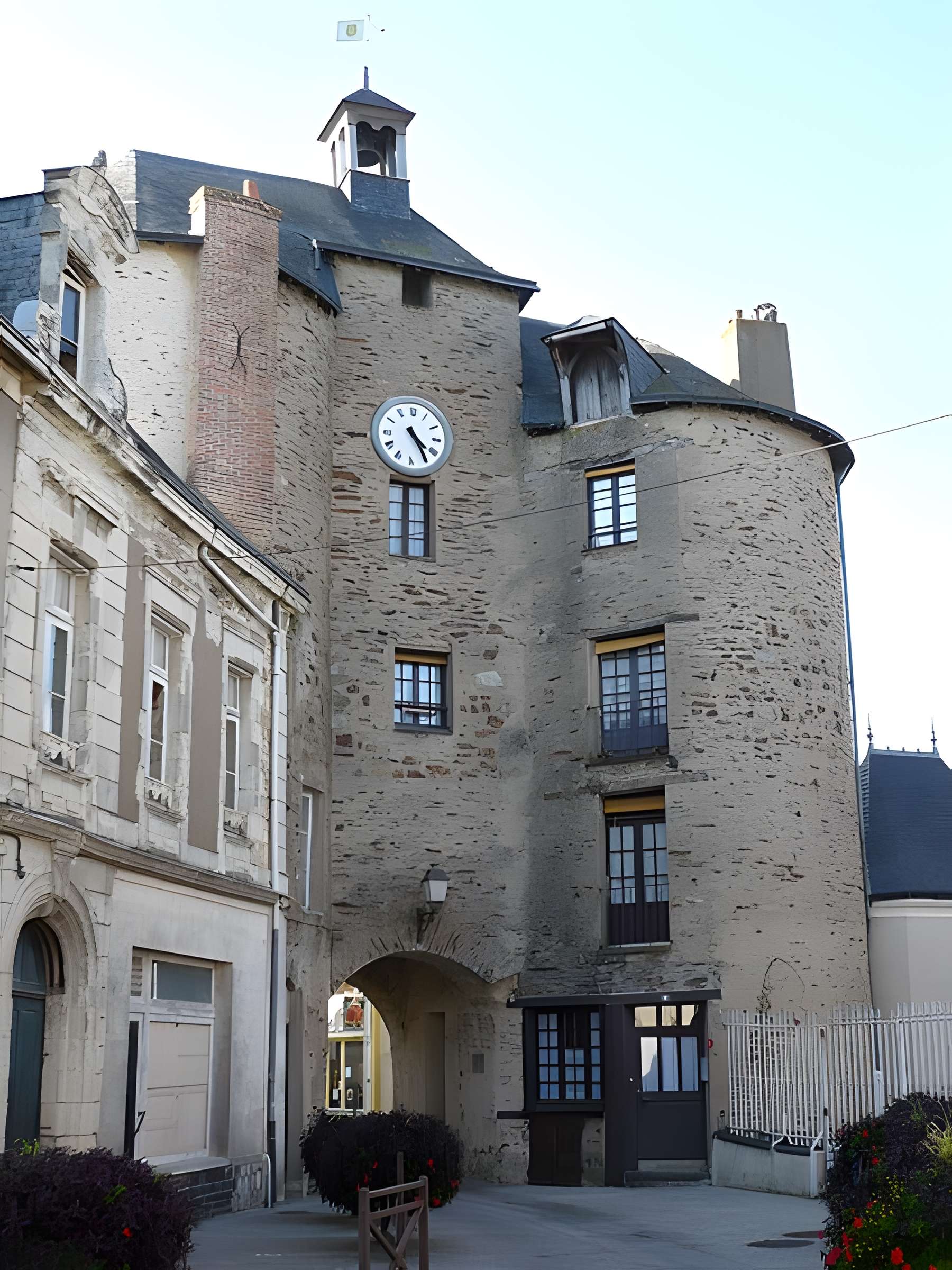 Fortifications et tour de l'horloge de Pouancé