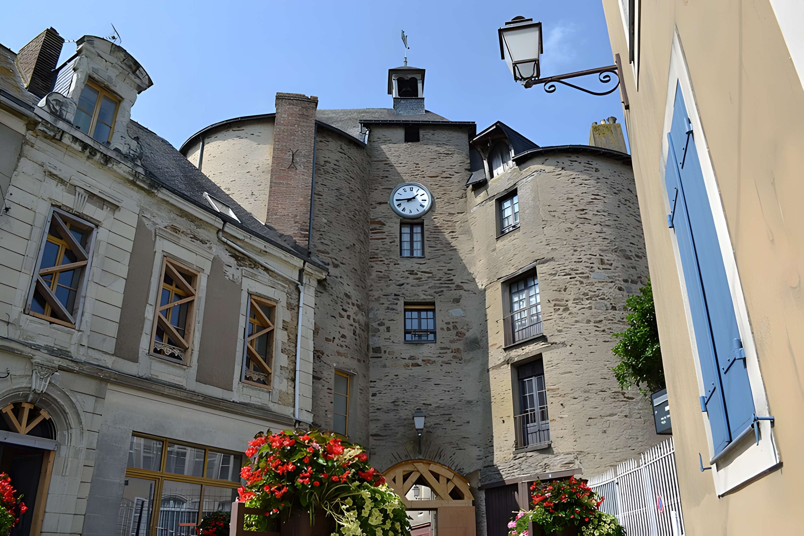 Fortifications et tour de l'horloge de Pouancé