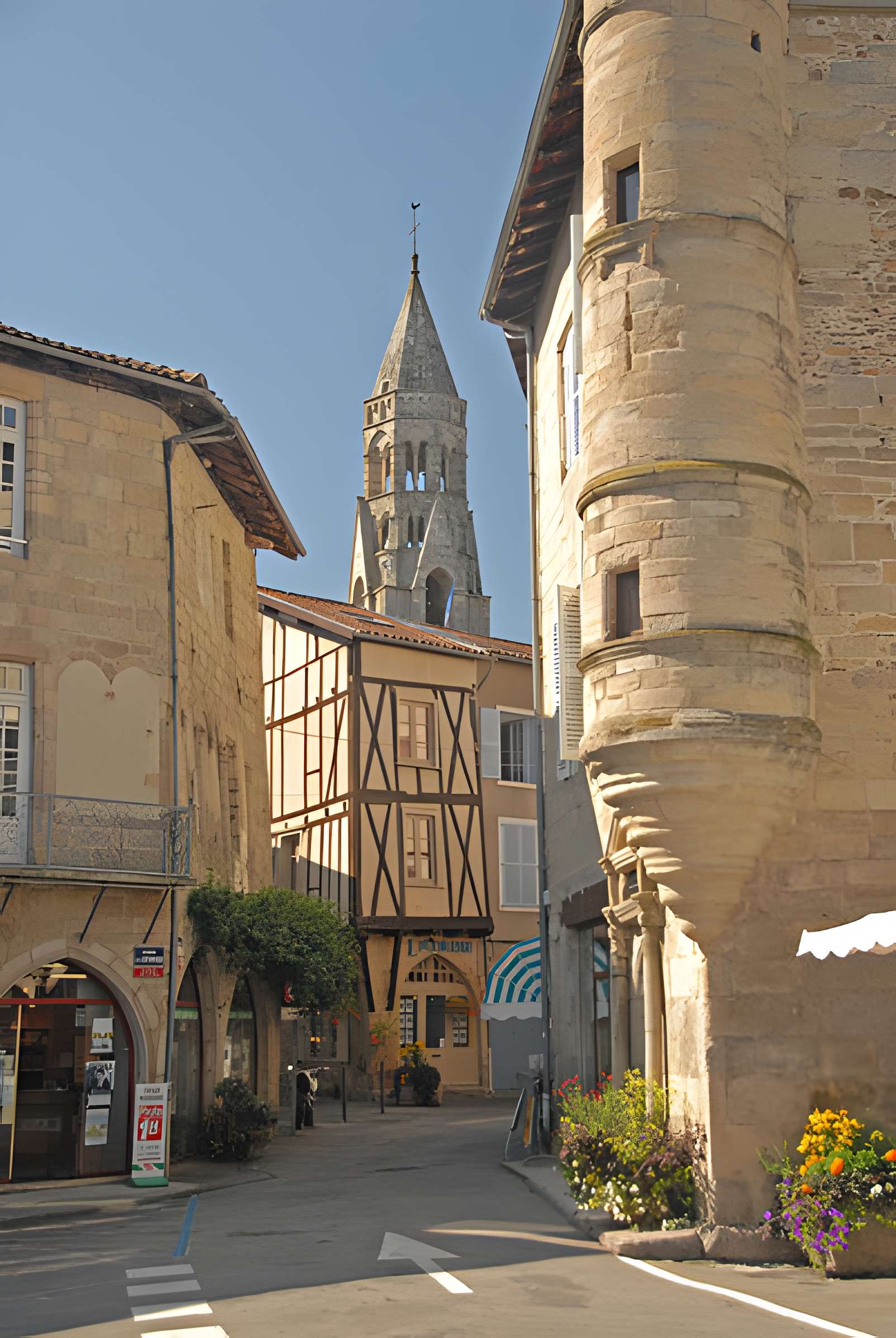 Logis 18 Place de la République à Saint-Léonard-de-Noblat