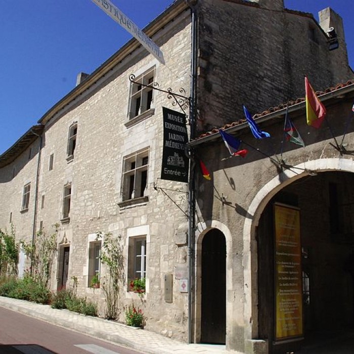 Photo de Logis de Marguerite de Valois à Tusson