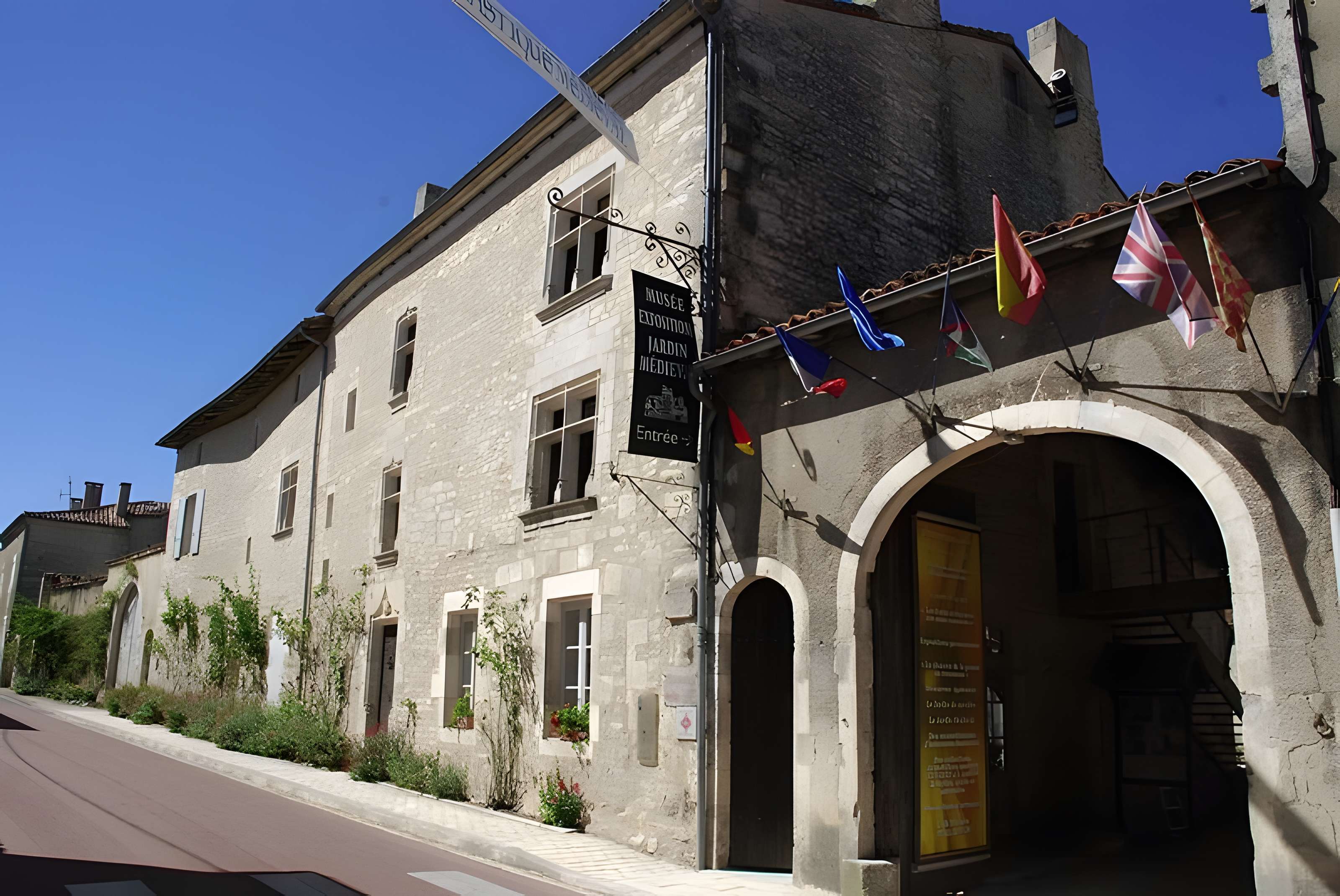 Logis de Marguerite de Valois à Tusson 