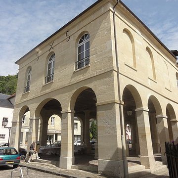 Mairie et marché couvert de La Roche-Guyon