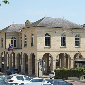Mairie et marché couvert de La Roche-Guyon