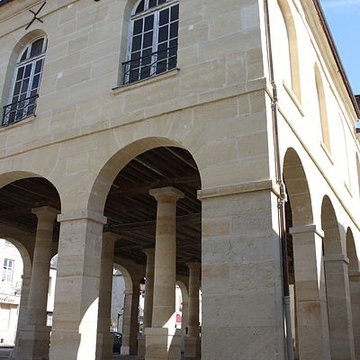 Mairie et marché couvert de La Roche-Guyon