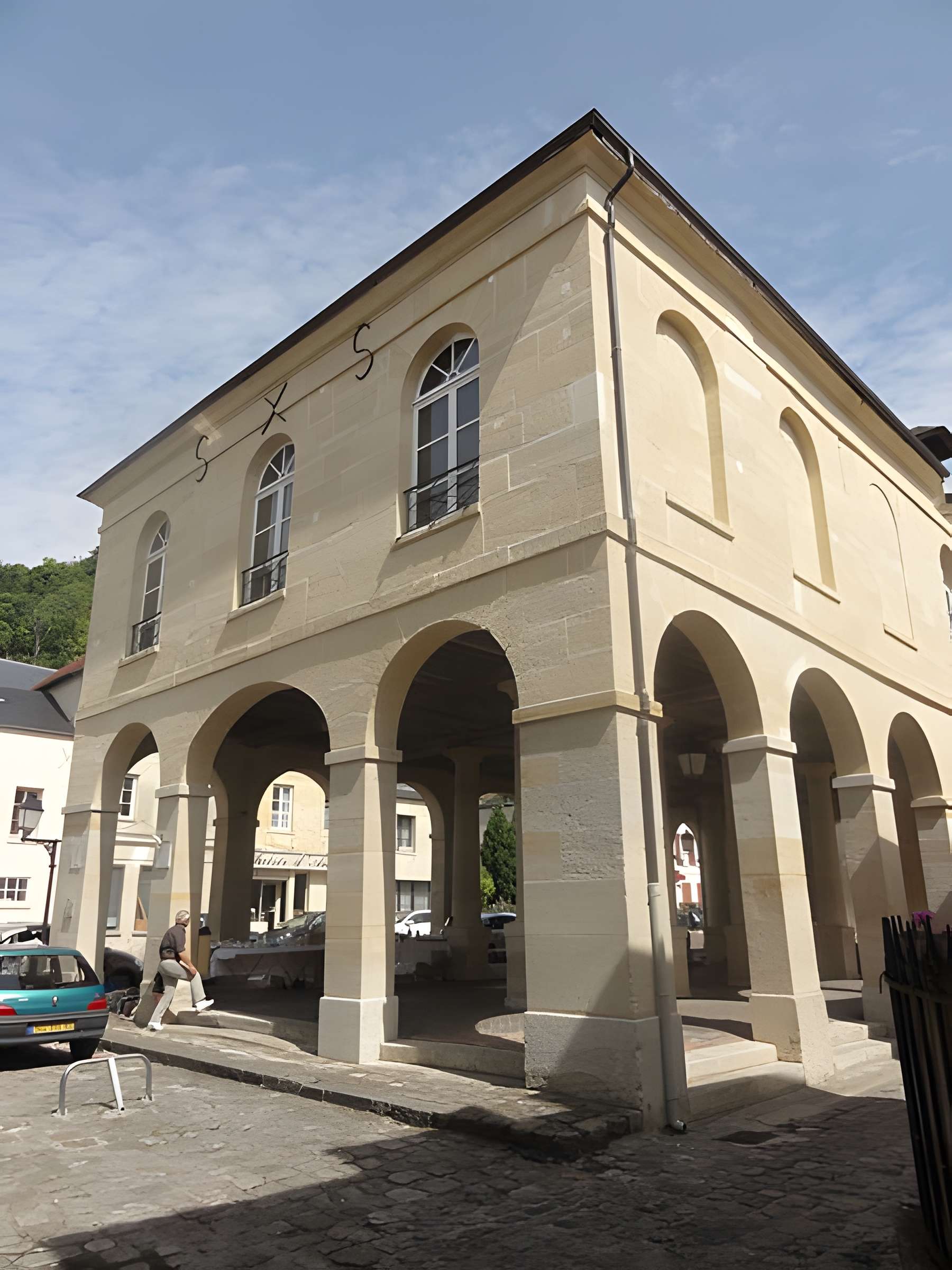 Mairie et marché couvert de La Roche-Guyon