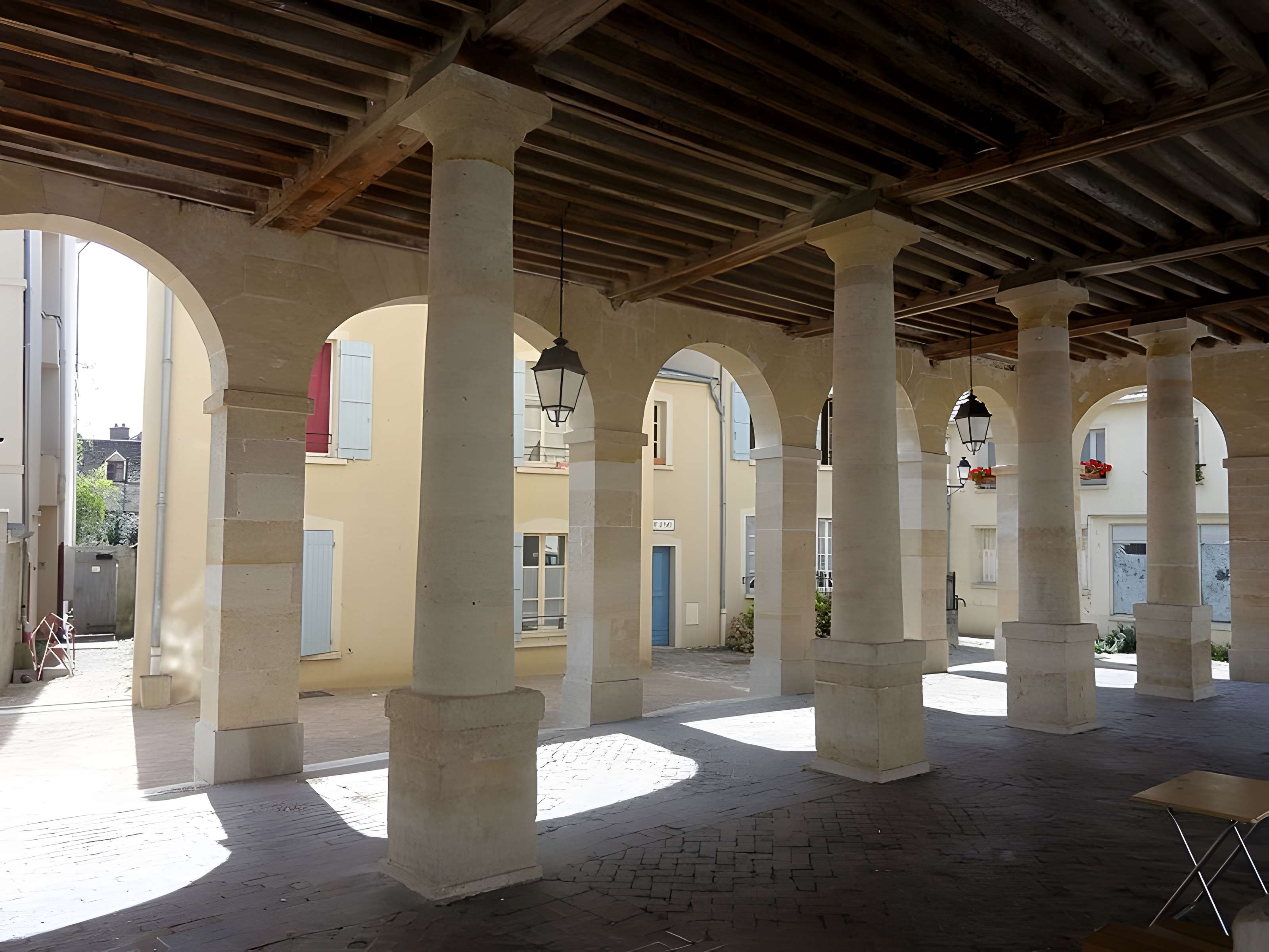 Mairie et marché couvert de La Roche-Guyon
