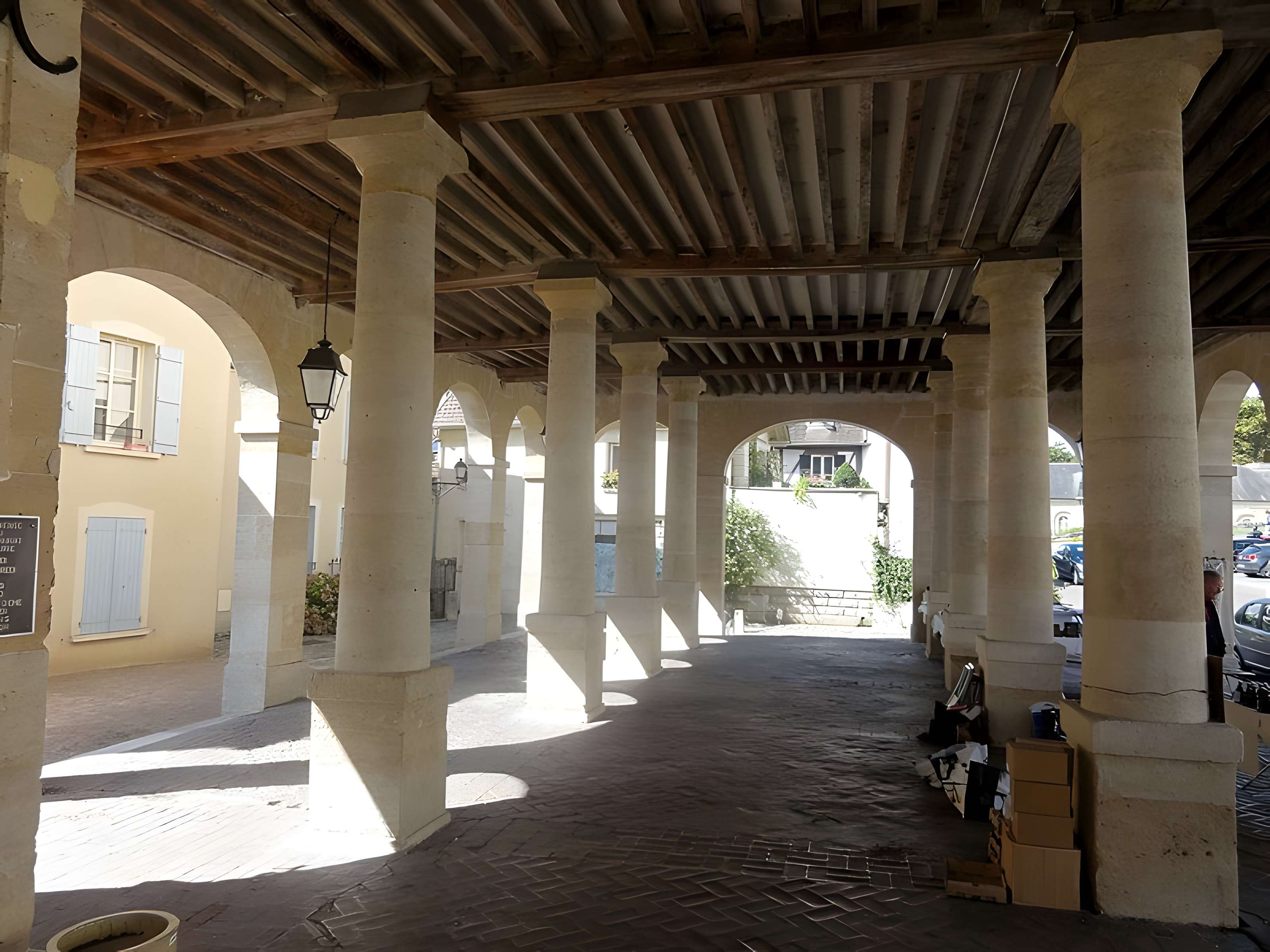 Mairie et marché couvert de La Roche-Guyon