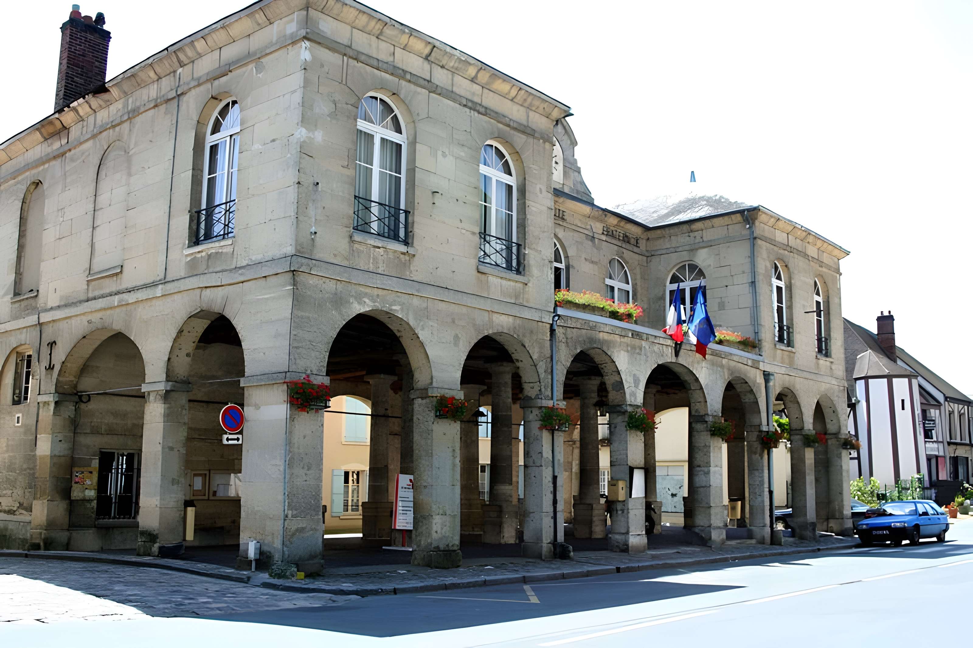 Mairie et marché couvert de La Roche-Guyon