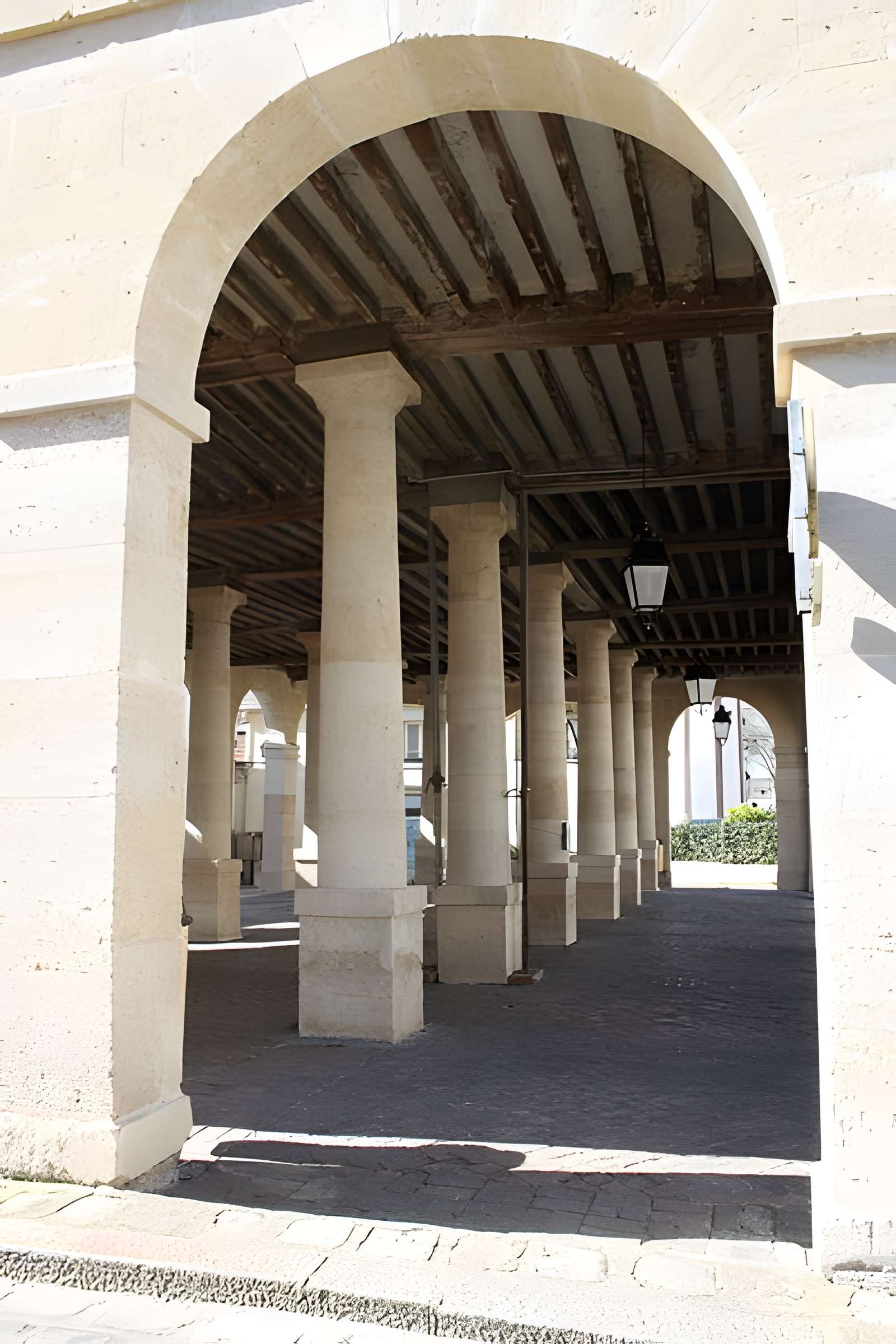Mairie et marché couvert de La Roche-Guyon