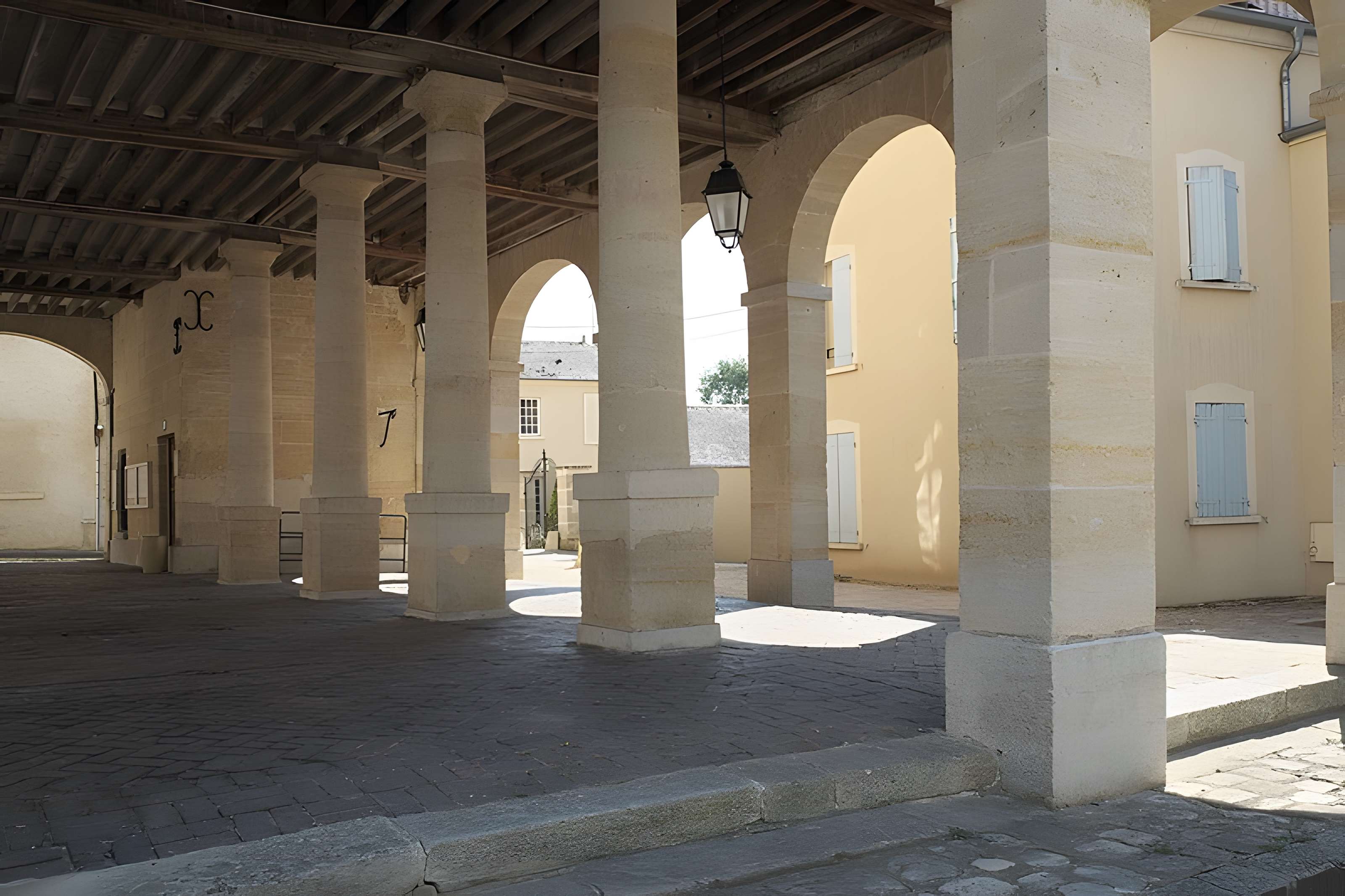Mairie et marché couvert de La Roche-Guyon