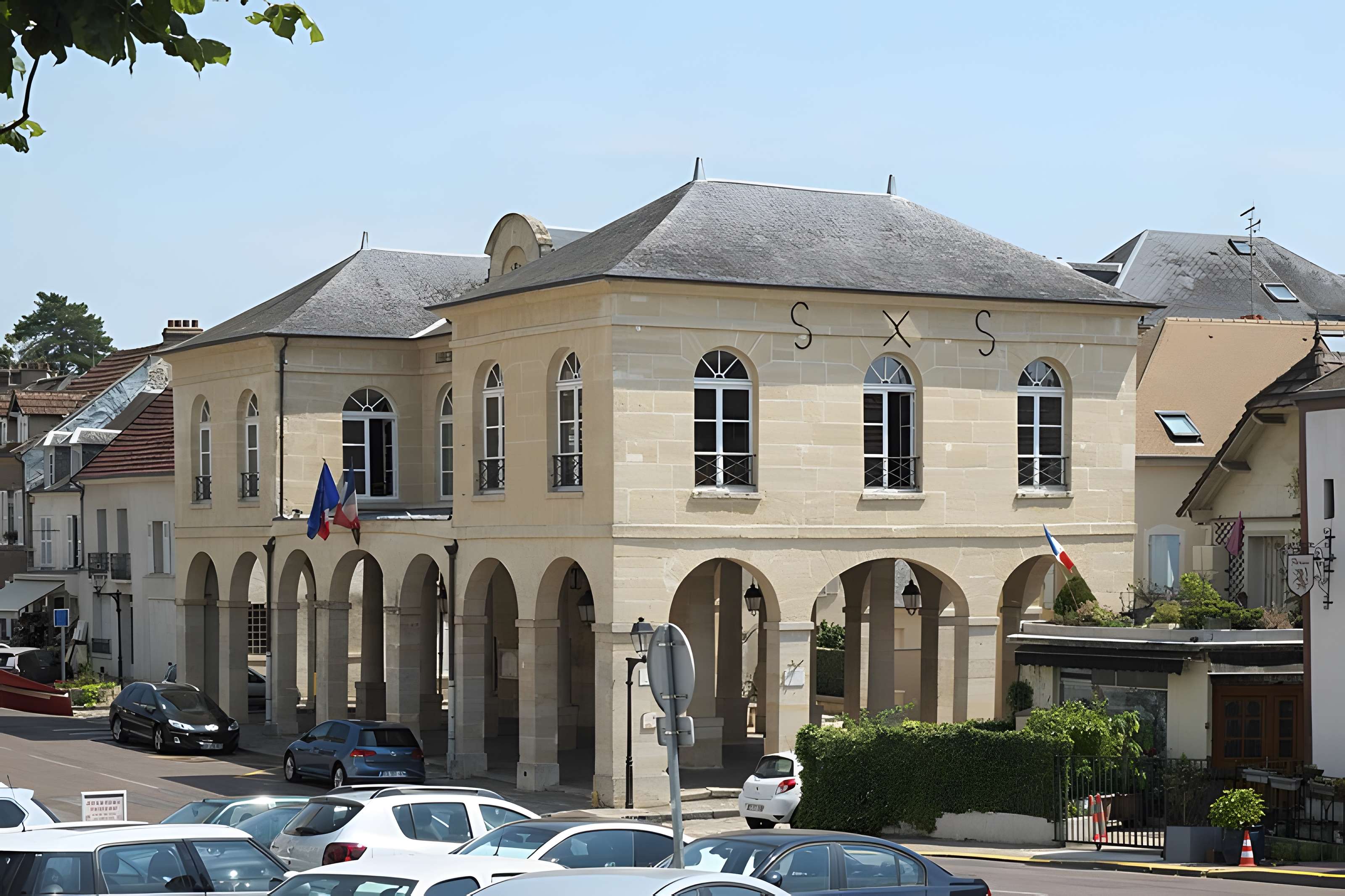 Mairie et marché couvert de La Roche-Guyon