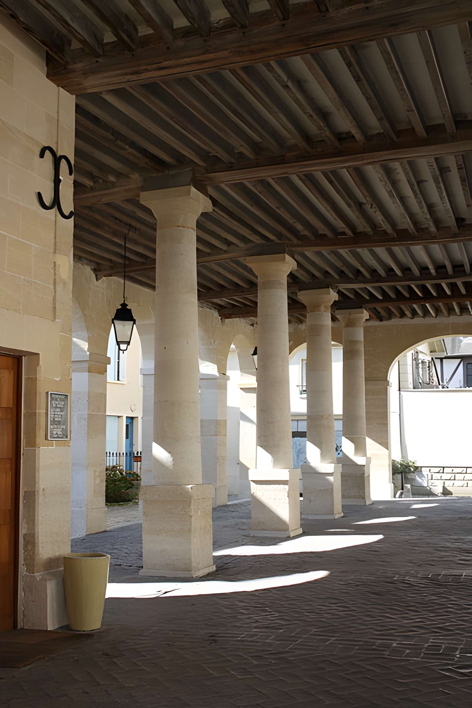 Mairie et marché couvert de La Roche-Guyon