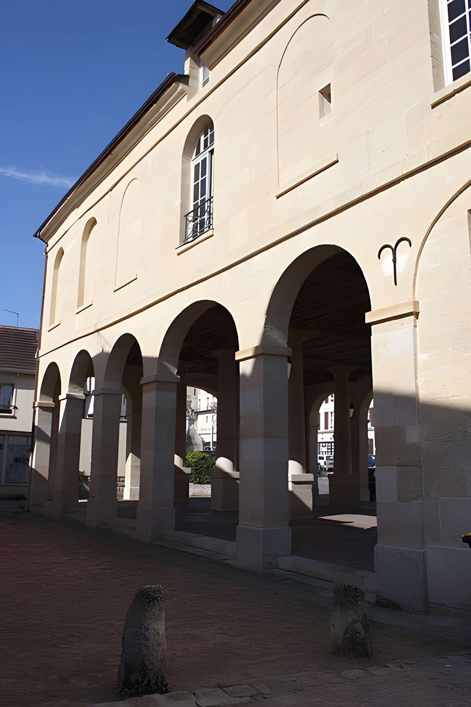 Mairie et marché couvert de La Roche-Guyon