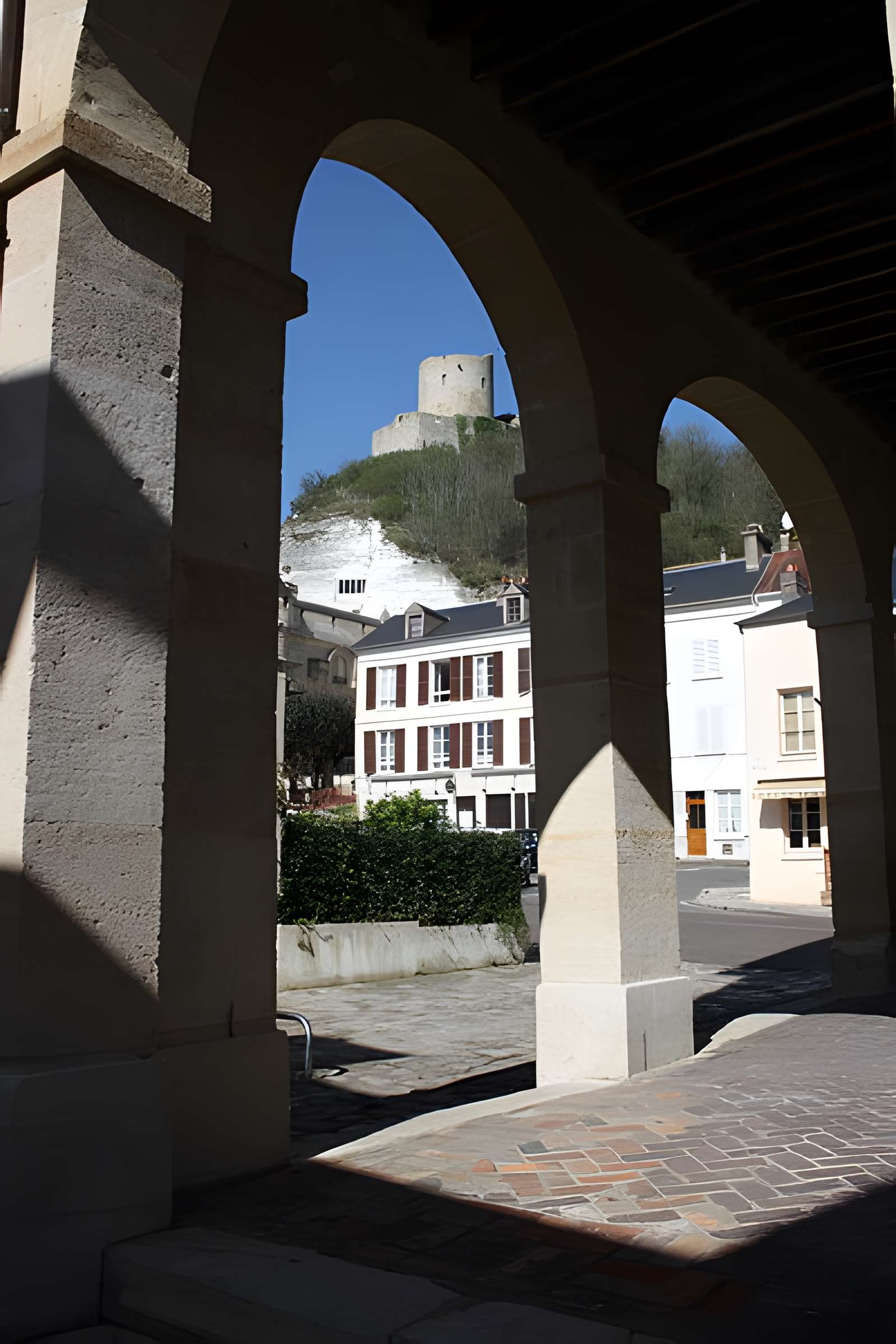Mairie et marché couvert de La Roche-Guyon