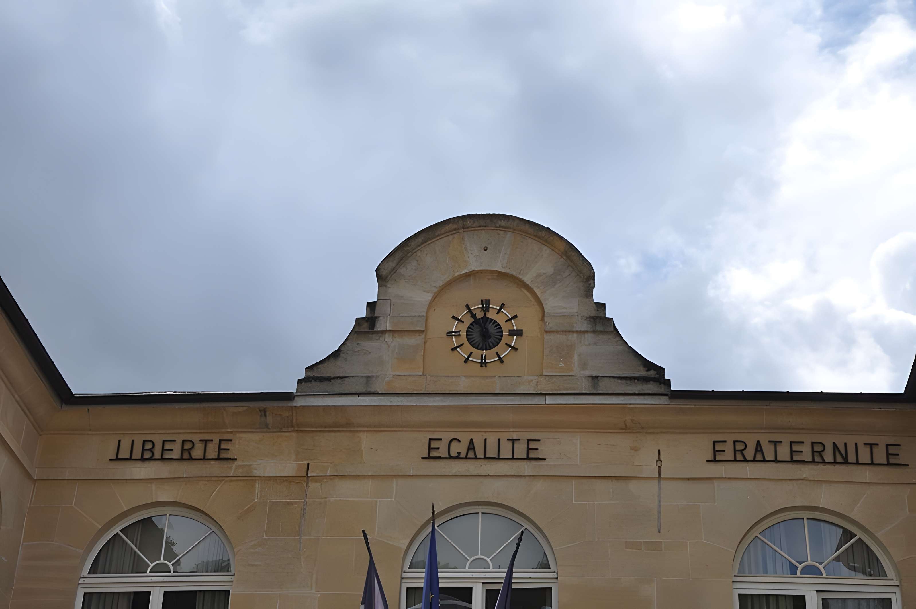 Mairie et marché couvert de La Roche-Guyon