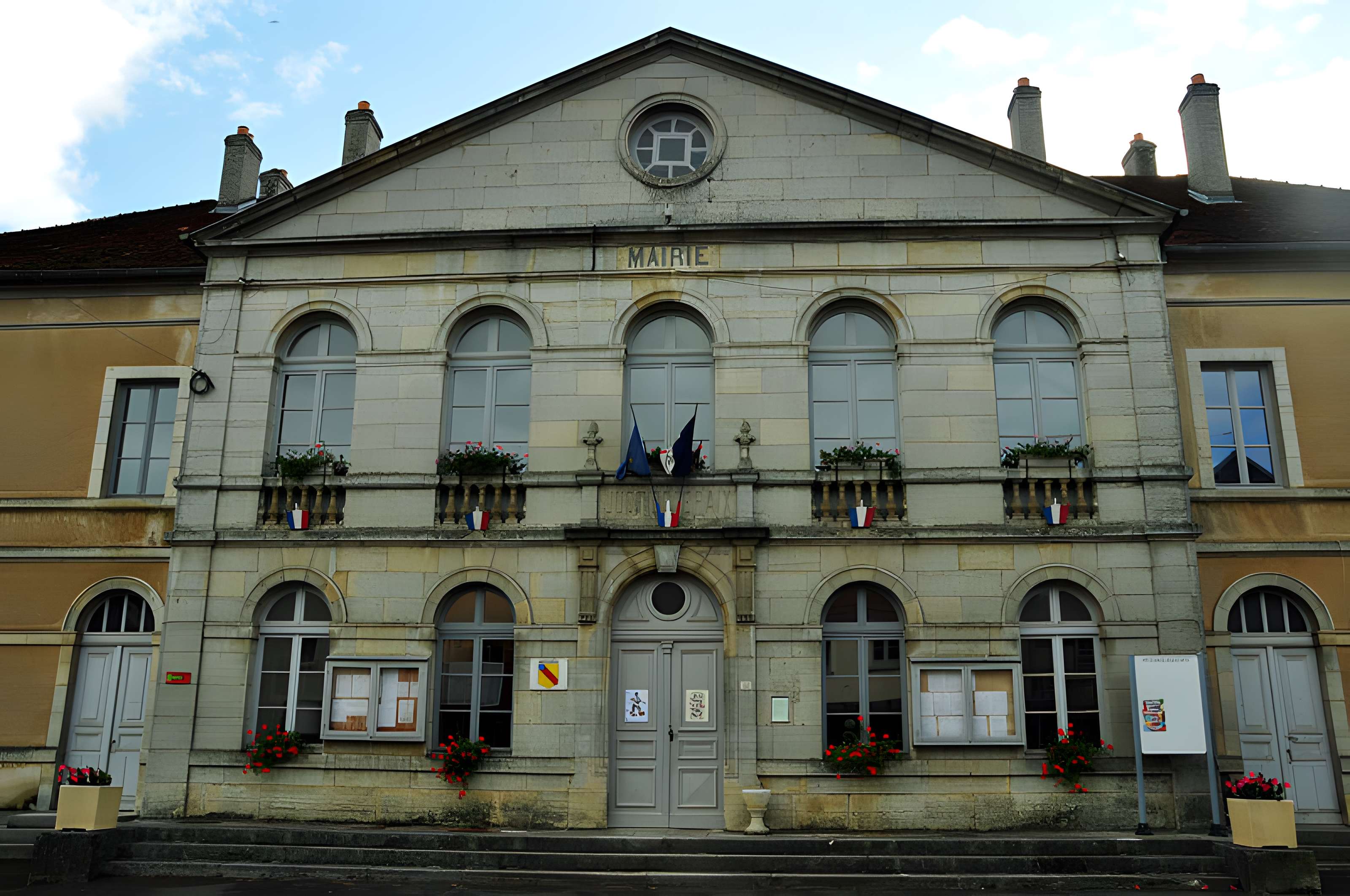 Mairie, justice de paix et école de Noroy-le-Bourg